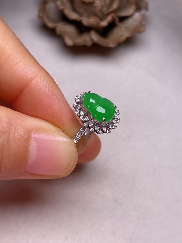 冰种阳绿葫芦戒指、真金真钻镶嵌，种水好，玉质细腻 .裸石尺寸 9.1*6.3