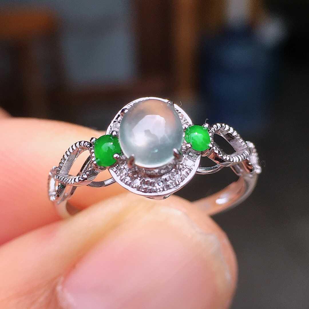 玻璃种蛋面戒指，玉质细腻，荧光感超
强，饱满圆润，尽显优雅气质，18k
金豪华镶嵌