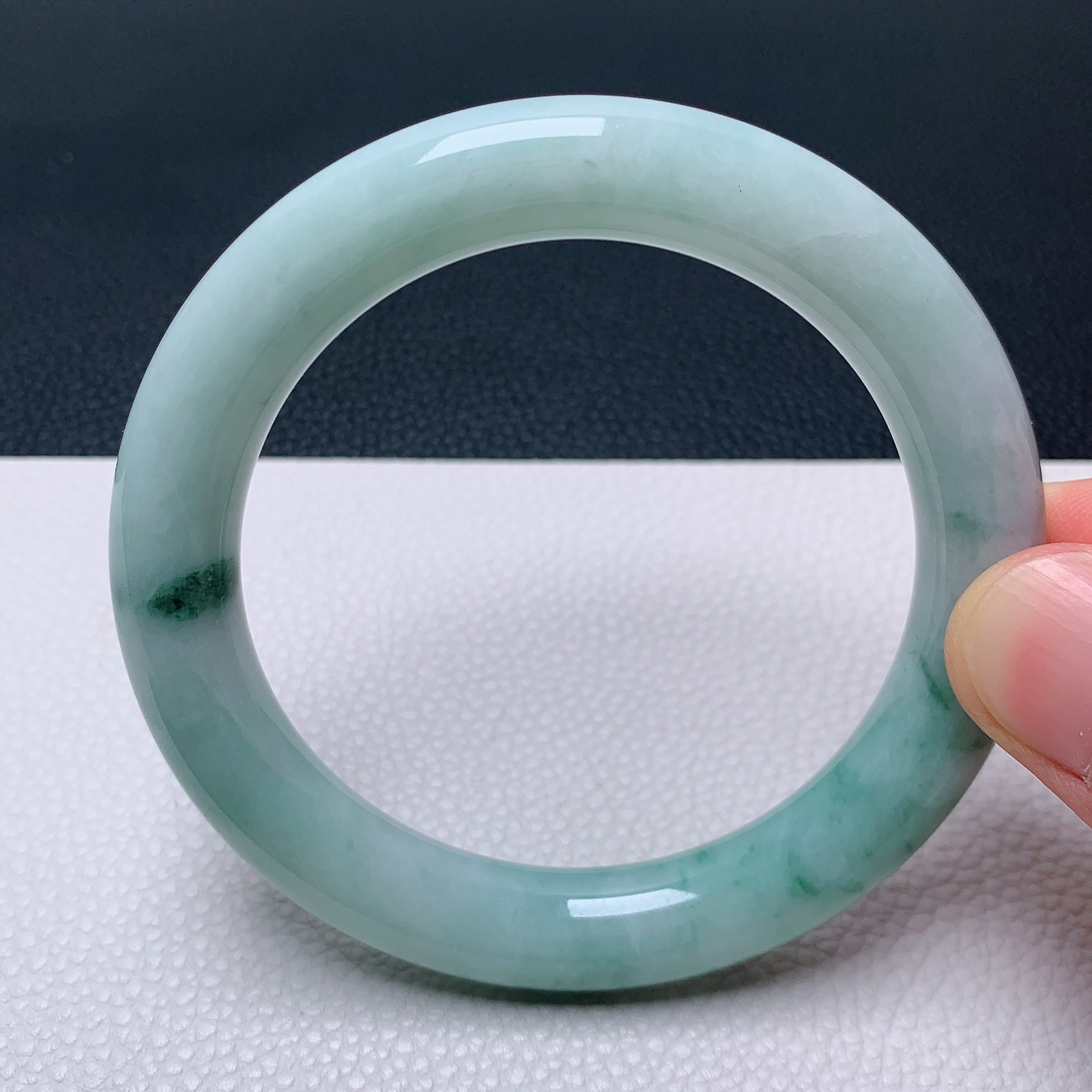 天然翡翠圈口58-59老坑飘花圆条手镯 玉质细腻 种水好 尺寸：58.3-10.6-10.6mm  M22