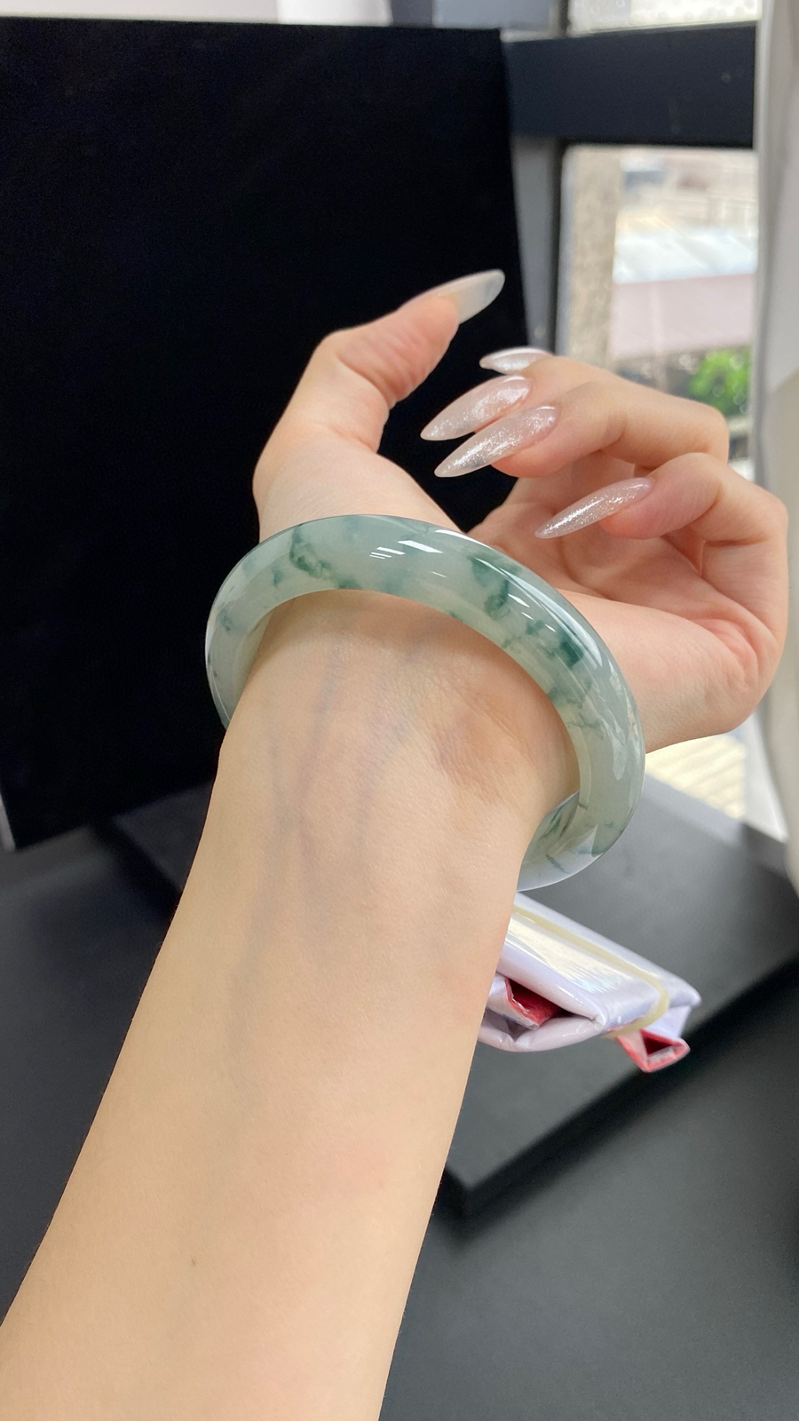 【飘花正圈手镯】
尺寸：57.6-11.8-8.4
自然光无滤镜，原图直出