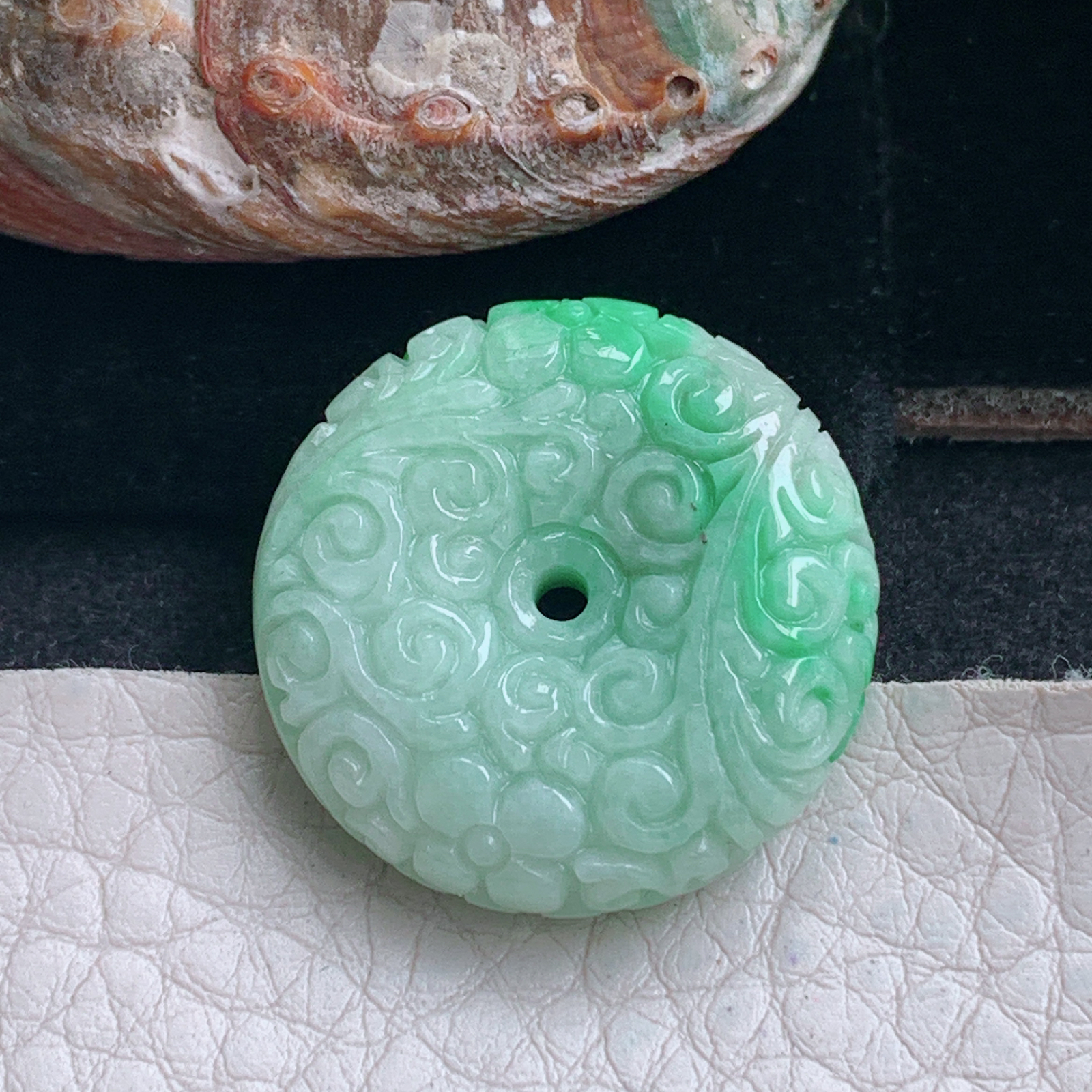 py实拍25*7.8缅甸翡翠飘绿平安扣 玉扣玉吊坠 玉挂件