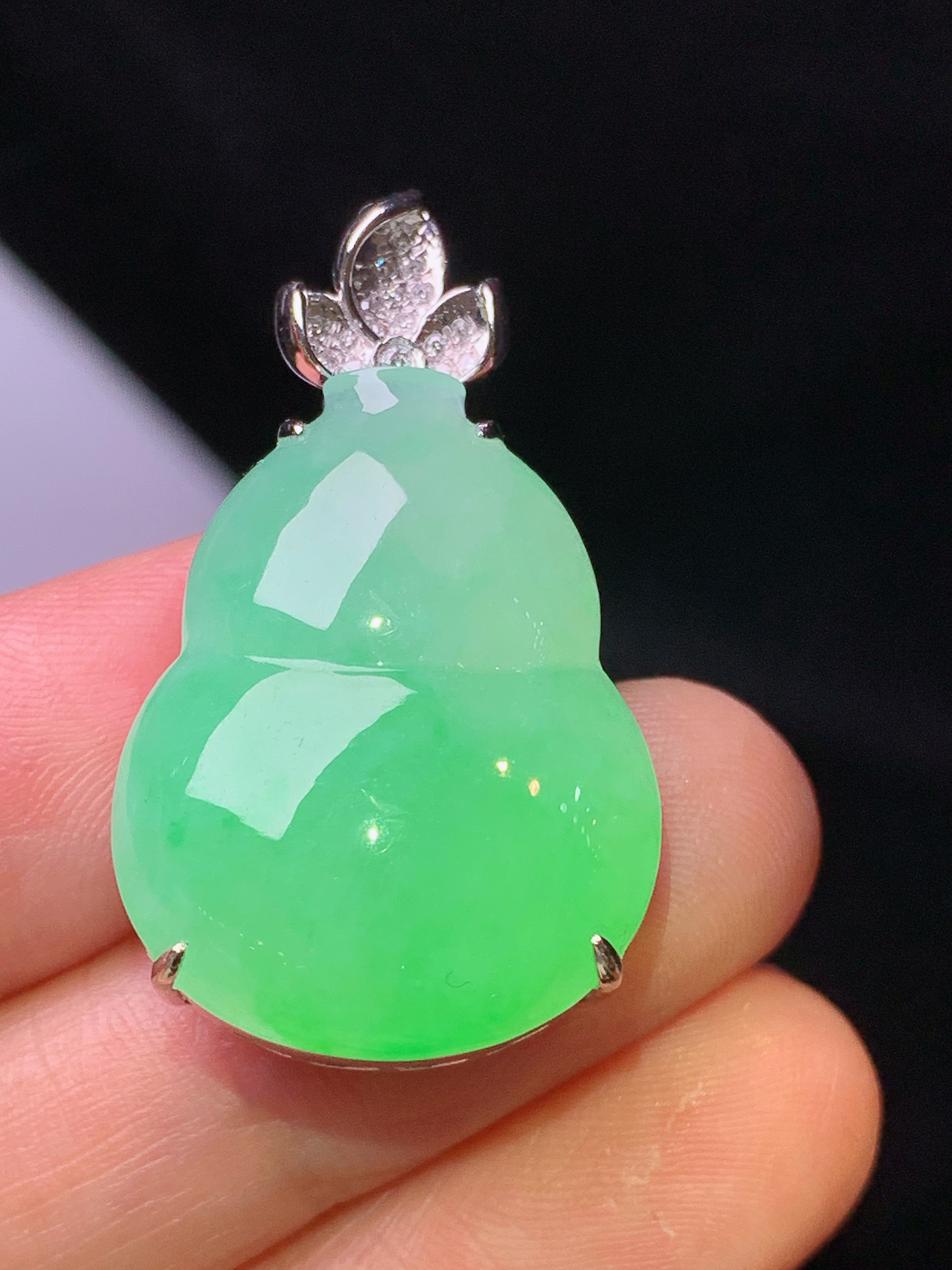18k金钻镶嵌翠绿葫芦吊坠 玉质细腻 色泽艳丽清新 水润亮眼 整体尺寸33.5*19.3*10.5f1