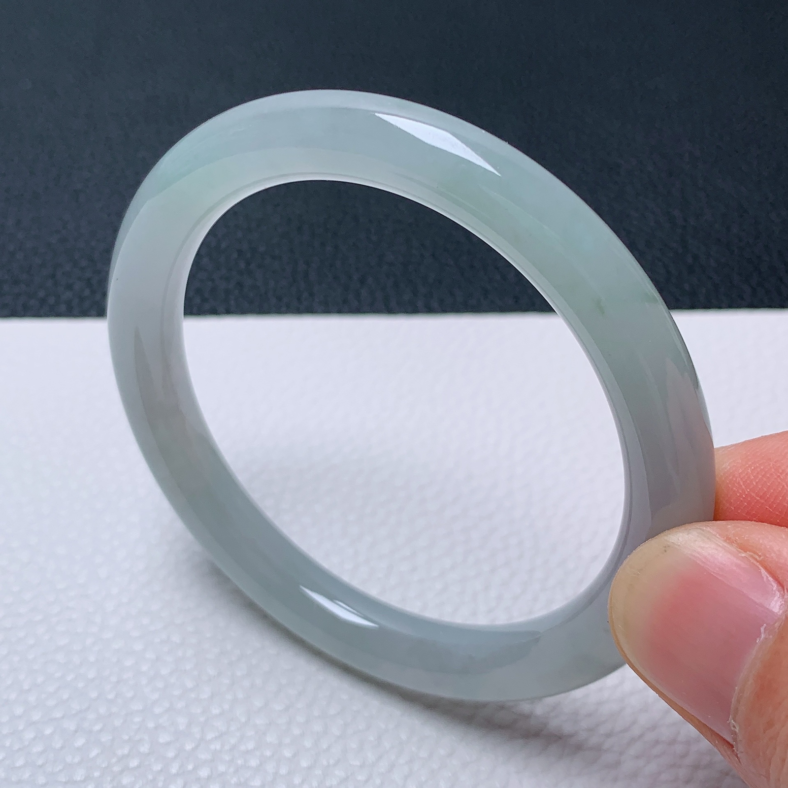 天然翡翠圈口51-52老坑冰透圆条手镯 玉质细腻 种水好 尺寸：51.2-7.5-7.5mm  M2