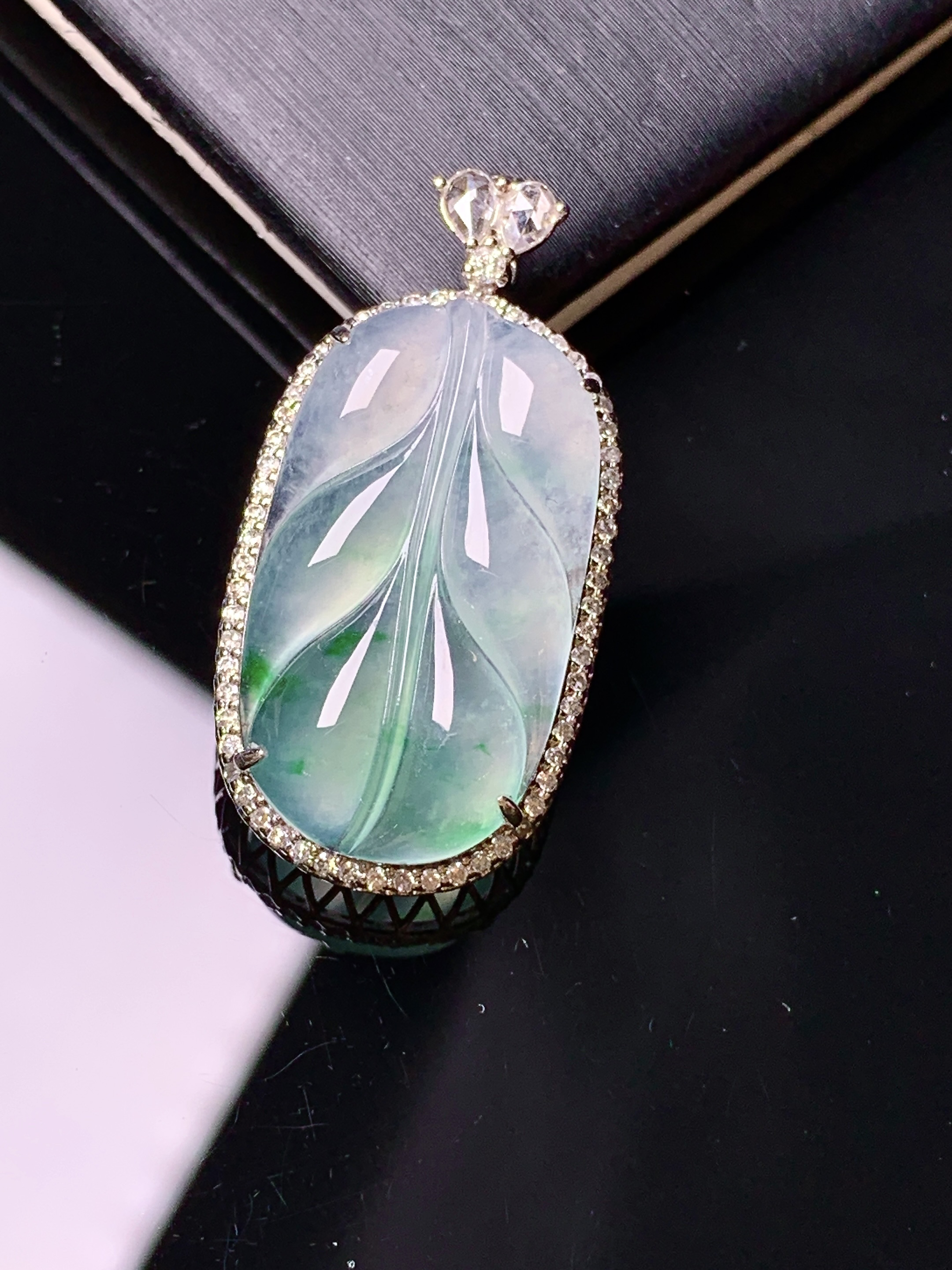 18k金钻镶嵌冰种树叶吊坠 玉质细腻 色泽艳丽清新 水润亮眼 整体尺寸30.6*15.3*7.8g2