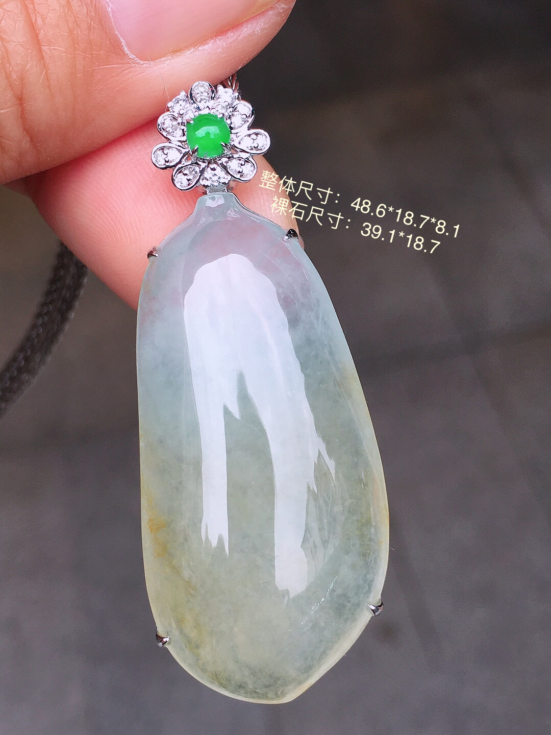 冰飘黄翡福瓜吊坠，色泽艳丽，玉质细腻，荧光感超
强，饱满圆润，尽显优雅气质，18k
金豪华镶嵌