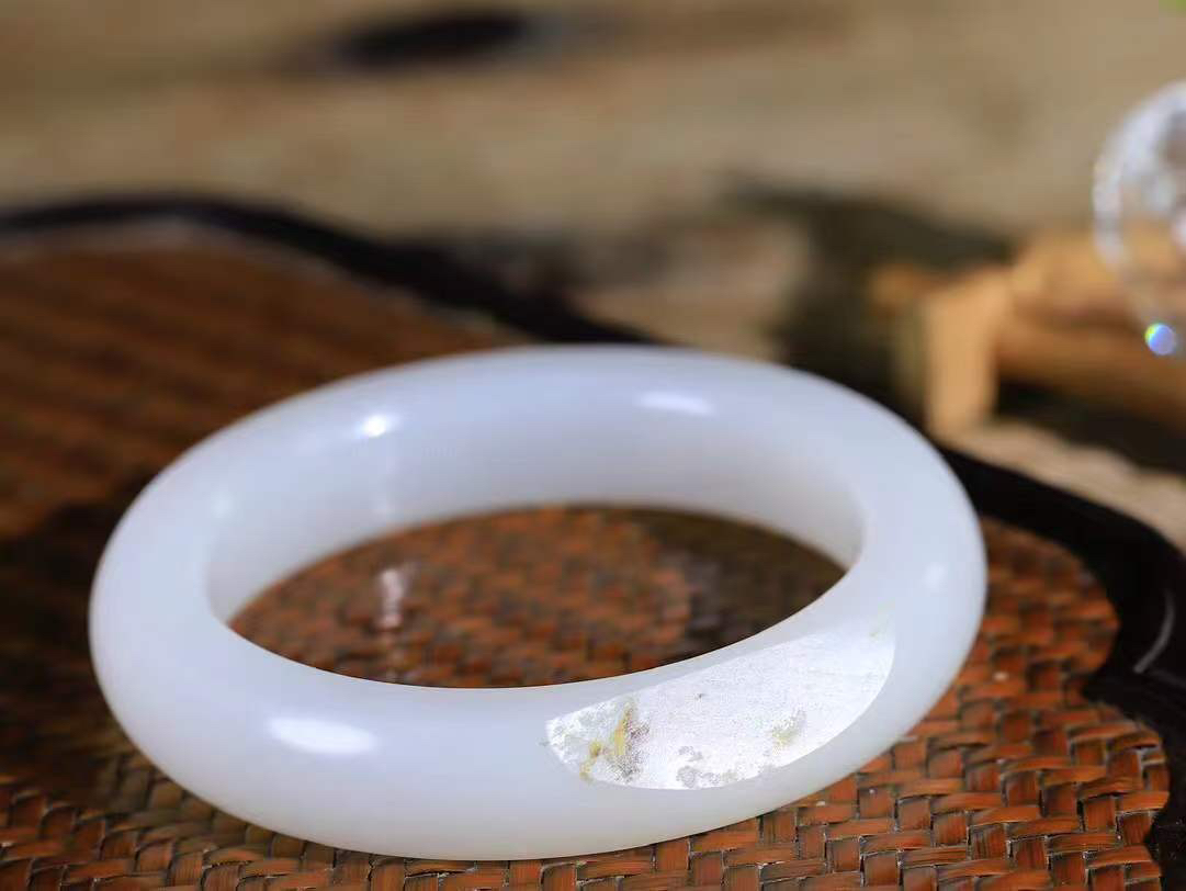 【籽.情有独钟.手镯】

新疆和田籽料手镯 玉质温润细腻 油性十足 手感舒适，高华雅逸，线条流畅，简约大气，美自天成，素雅高贵。佩戴于腕间，婉约之美，举手投足间透出那低调奢华。重84克 内径60mm 尺寸13.5-10.8mm   FDA-36352972