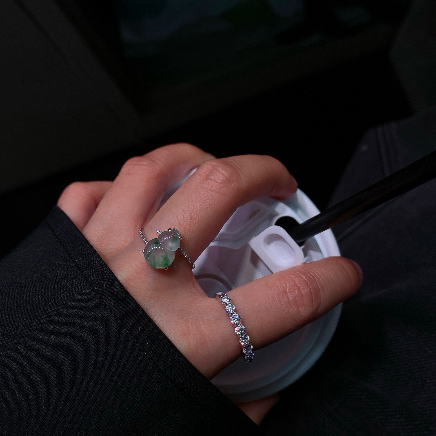 冰飘花葫芦戒指 
种水通透，绿色飘花纹理灵动
葫芦造型饱满圆润， 18K金镶嵌
尺寸如图一  实物更美～