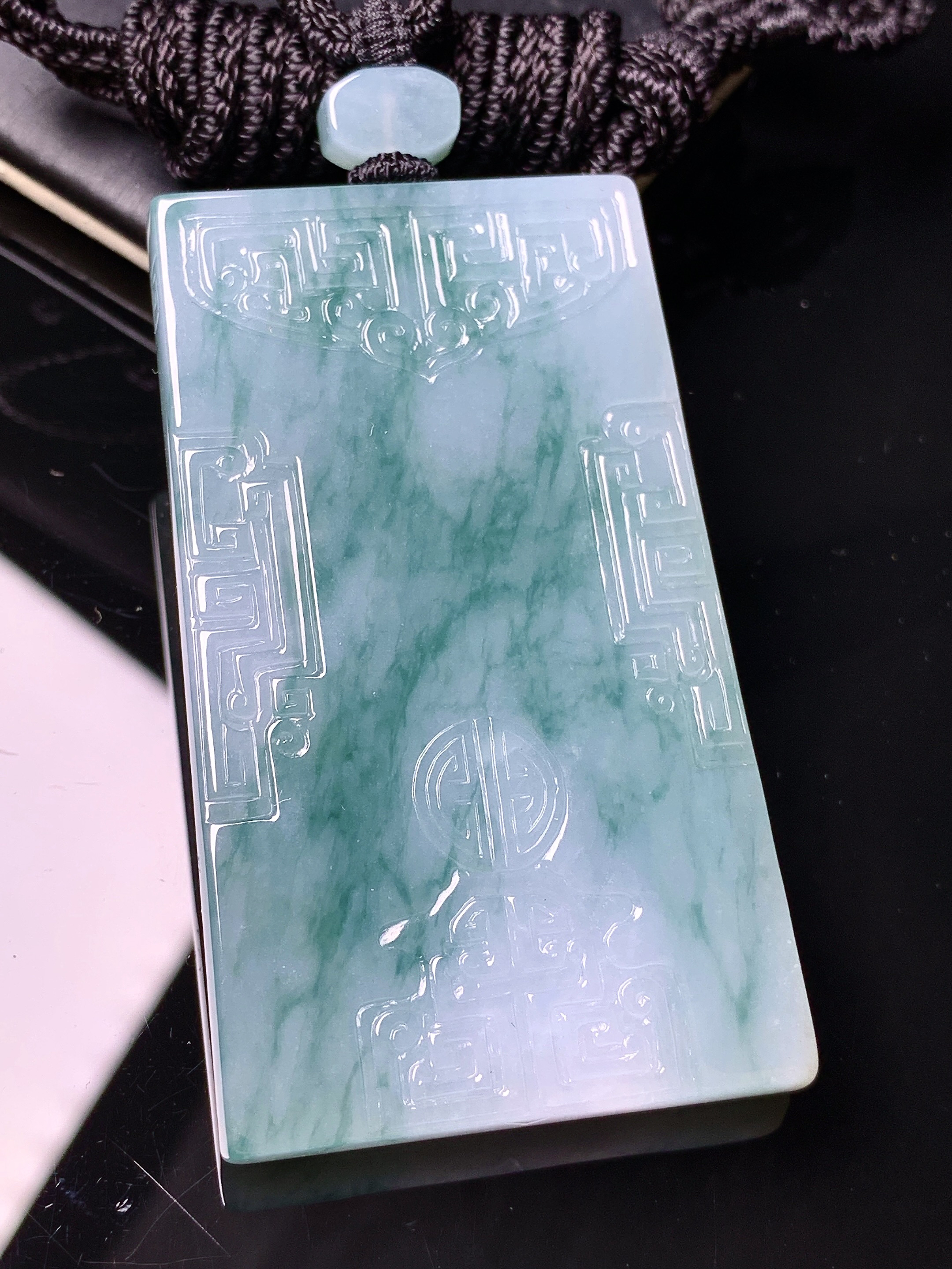 飘花无事牌吊坠 玉质细腻 色泽艳丽清新 水润亮眼 整体尺寸60.3*35*6L1