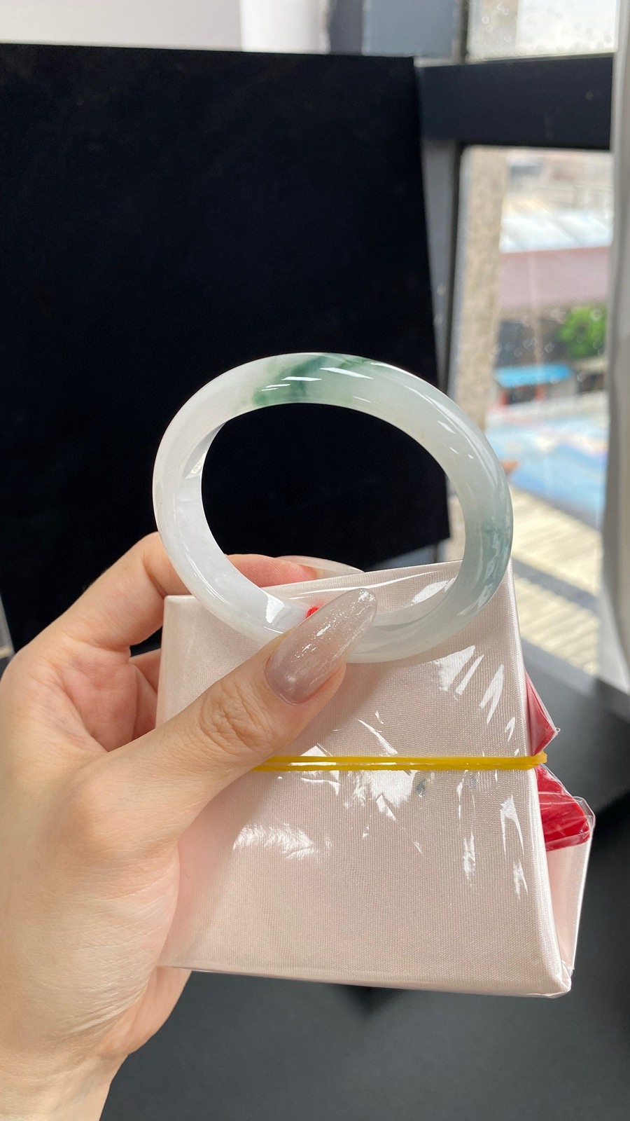 【飘花贵妃手镯】
尺寸：54.8-4.6-11.7-7.4
自然光无滤镜，原图直出