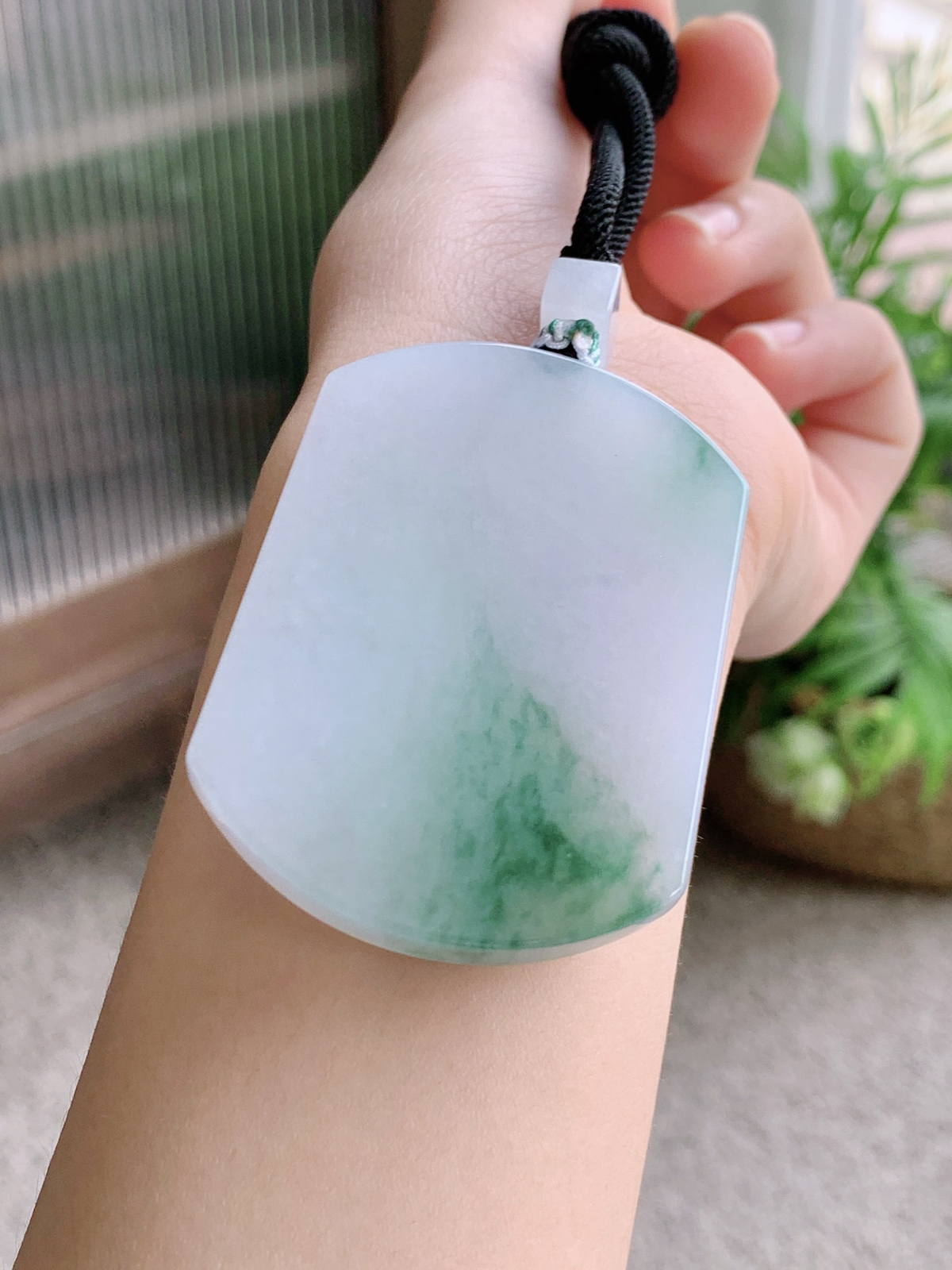 【裸石】冰飘花无事牌吊坠
【说明】缅料 性价比高  
【尺寸】54-41.3-6.2