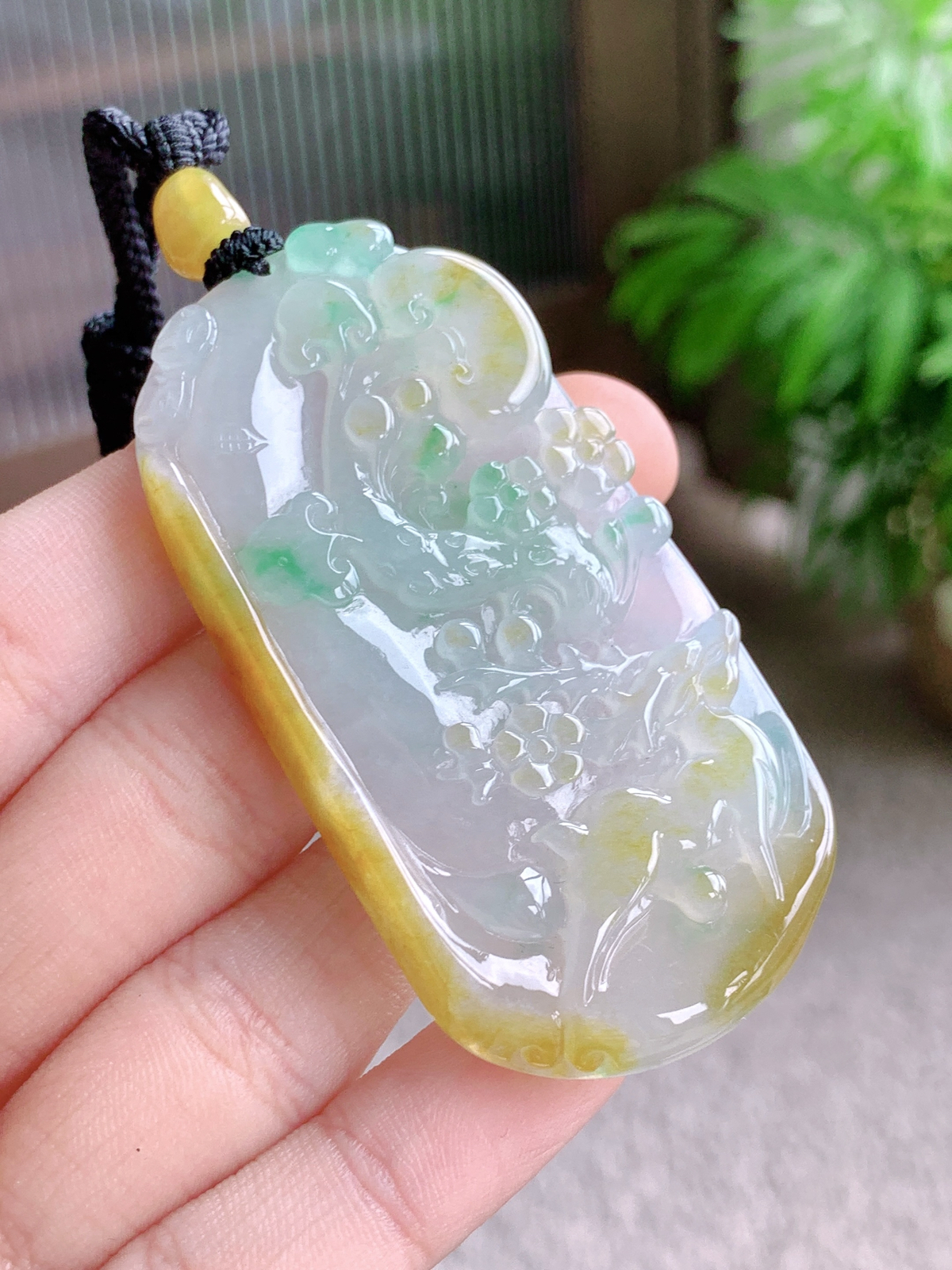 【裸石】冰黄加绿鹿牌一路繁花吊坠
【说明】缅料 性价比高  
【尺寸】63-32.4-7