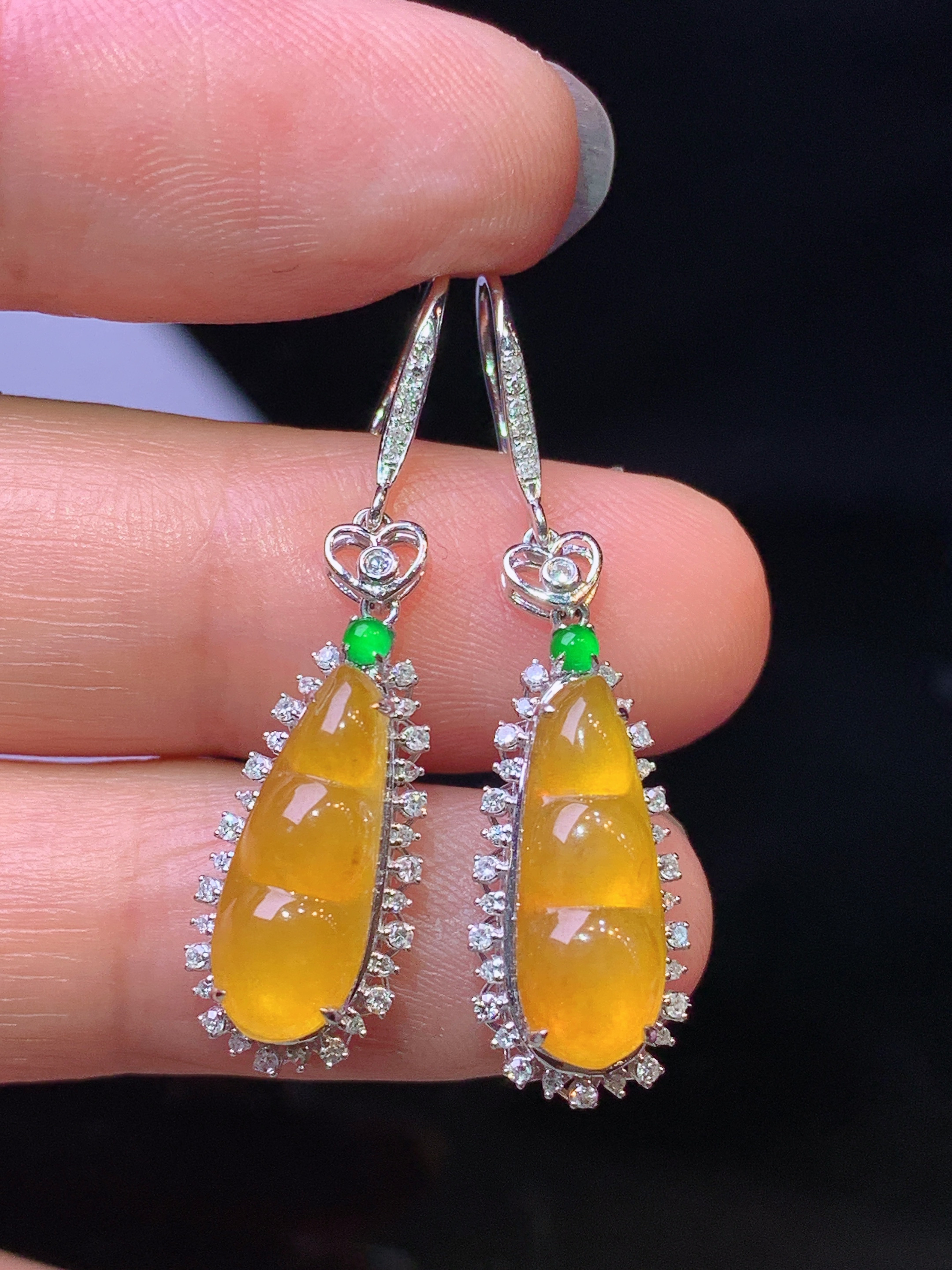 18k金钻镶嵌黄翡四季豆的吊坠 玉质细腻 色泽艳丽清新 水润亮眼 整体尺寸34.2*8.8*6.5z2