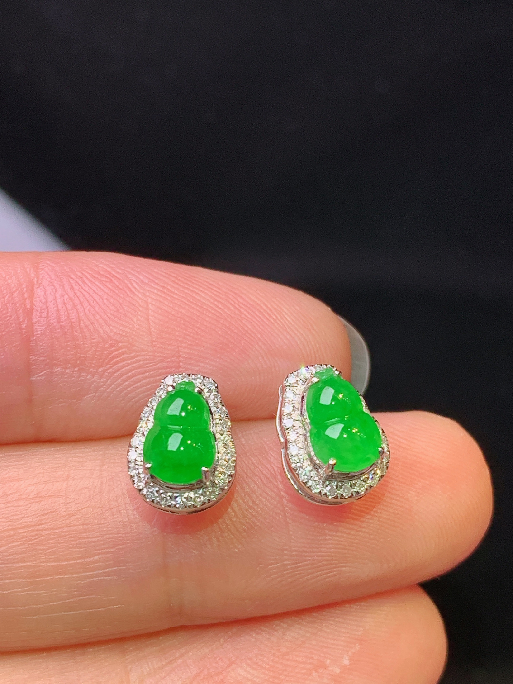 18k金钻镶嵌满绿葫芦耳钉 玉质细腻 色泽艳丽清新 水润亮眼 整体尺寸9.3*7*5.6f1