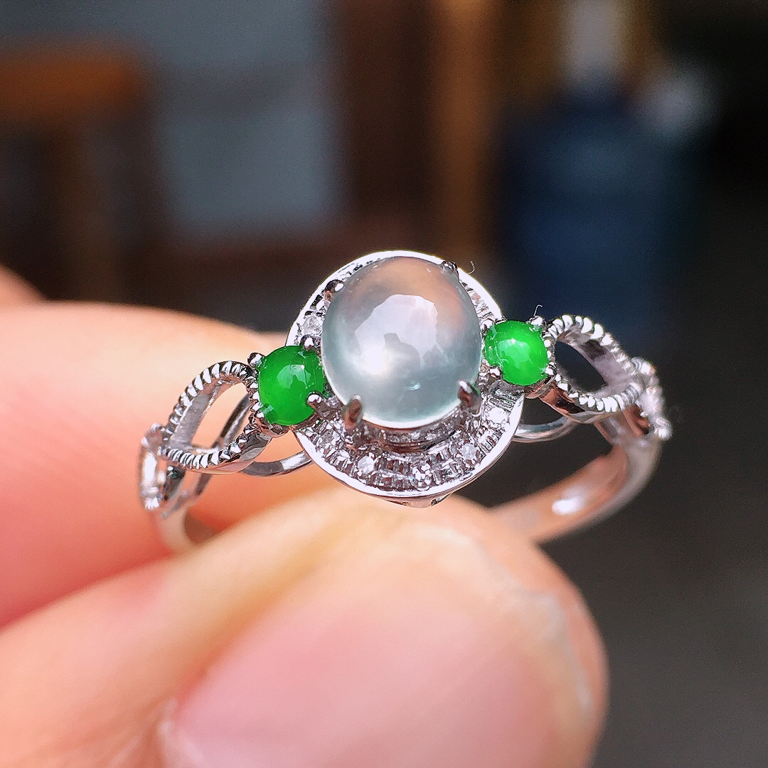 玻璃种蛋面戒指，玉质细腻，荧光感超
强，饱满圆润，尽显优雅气质，18k
金豪华镶嵌