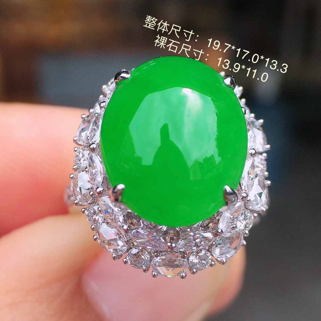 阳绿蛋面戒指，色泽均匀艳丽，玉质细腻，荧光感超
强，饱满圆润，尽显优雅气质，18k
金豪华镶嵌