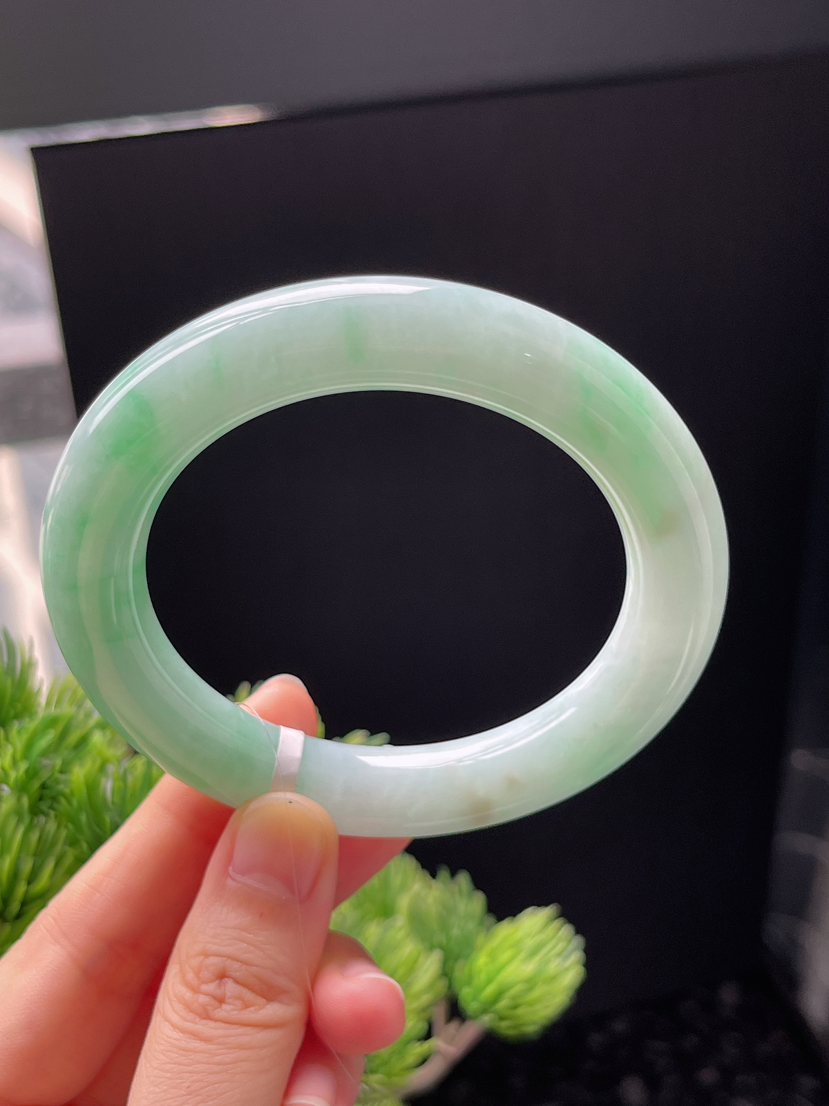 圆镯54.4圈口，翡翠糯化种飘绿手镯