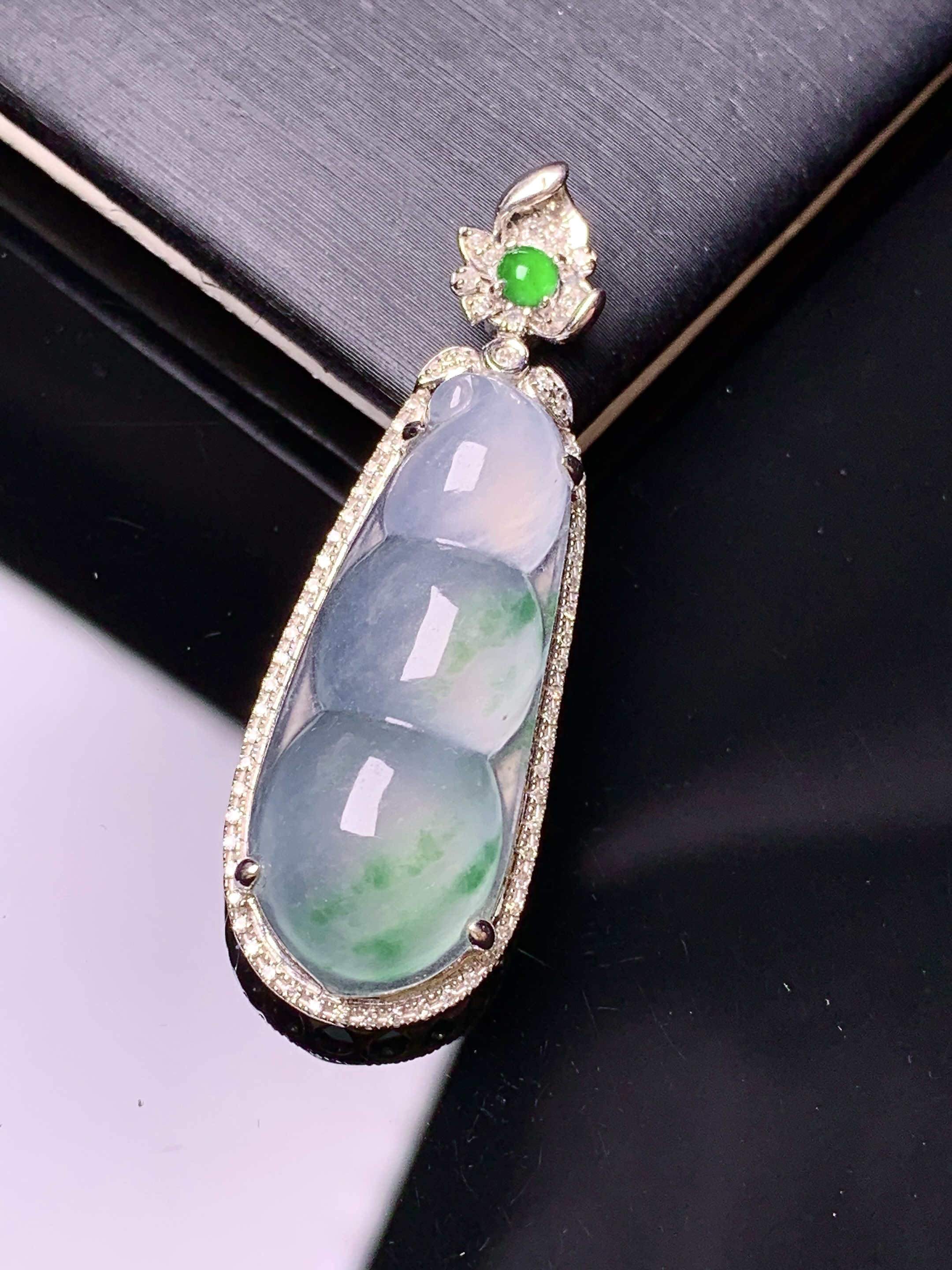18k金钻镶嵌冰种飘绿四季豆吊坠 玉质细腻 色泽艳丽清新 水润亮眼 整体尺寸39.8*13.6*8.