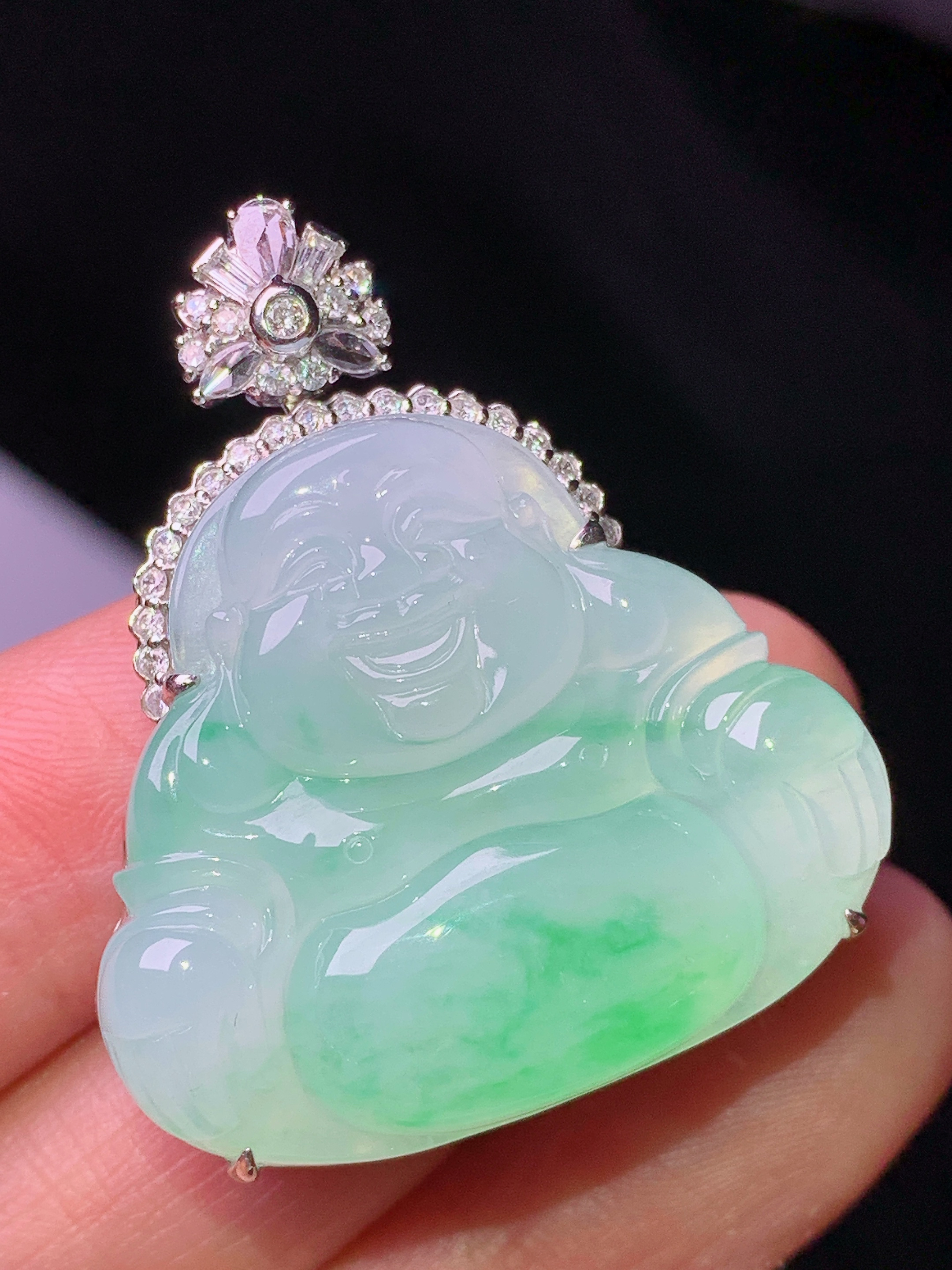 18k金钻镶嵌飘绿佛公吊坠 玉质细腻 色泽艳丽清新 水润亮眼 整体尺寸35.5*30.2*11.6g