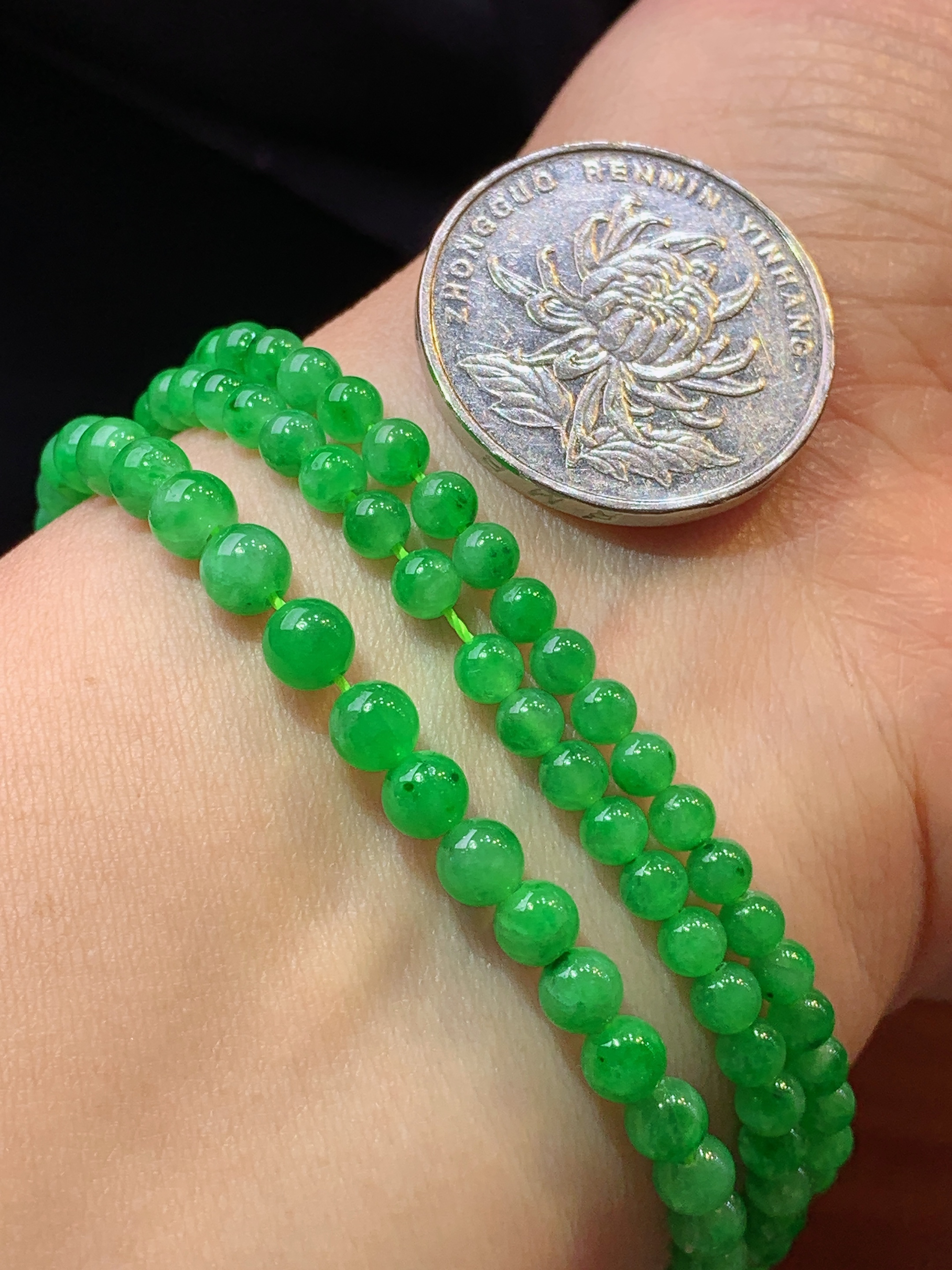 满绿圆珠项链 玉质细腻 色泽艳丽清新 水润亮眼 整体尺寸4.6h3