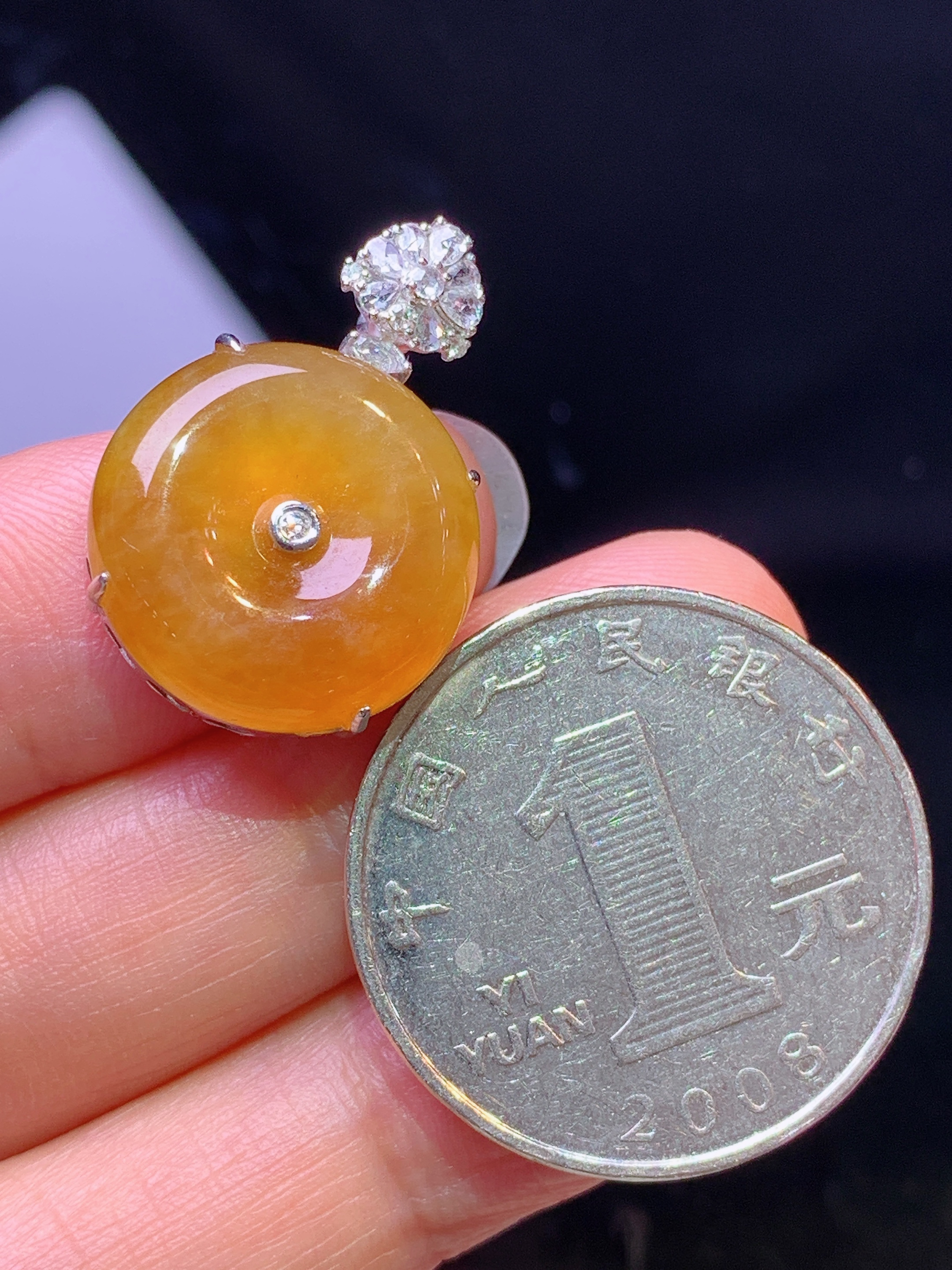 18k金钻镶嵌黄翡平安扣吊坠 玉质细腻 色泽艳丽清新 水润亮眼 整体尺寸24*16.5*7y4