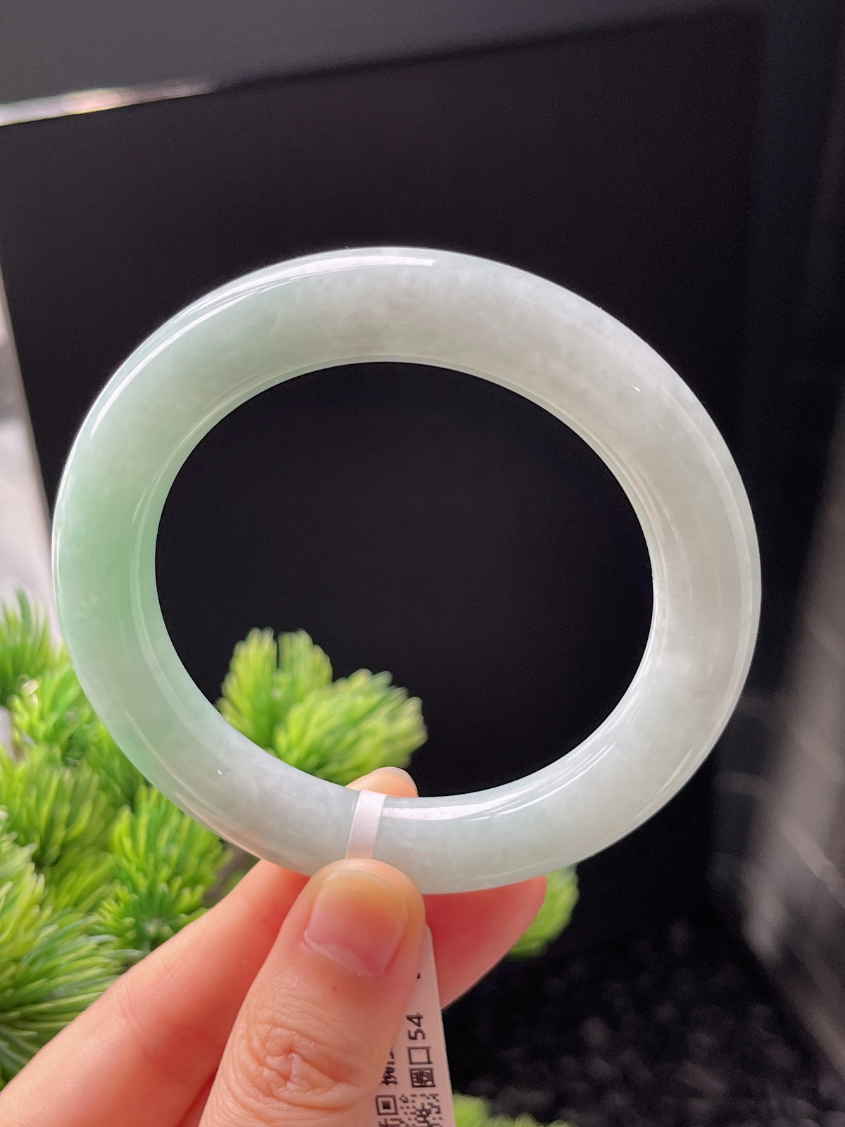 圆镯54圈口，翡翠糯化种淡绿色手镯