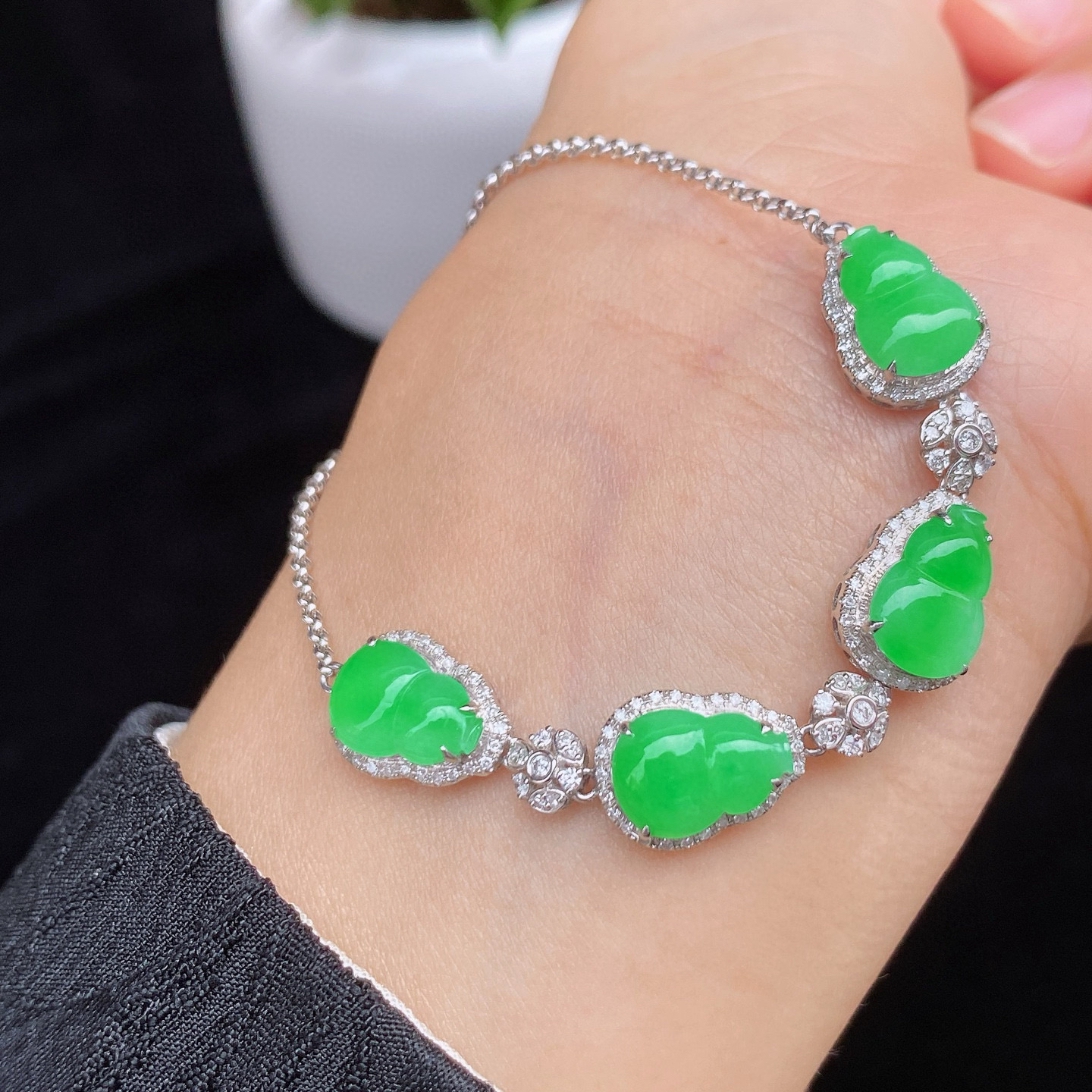 冰阳绿葫芦手链 
葫芦颗颗饱满圆润，鲜阳明媚
种质细腻，生机勃勃，18k金镶嵌
尺寸如图一  实物