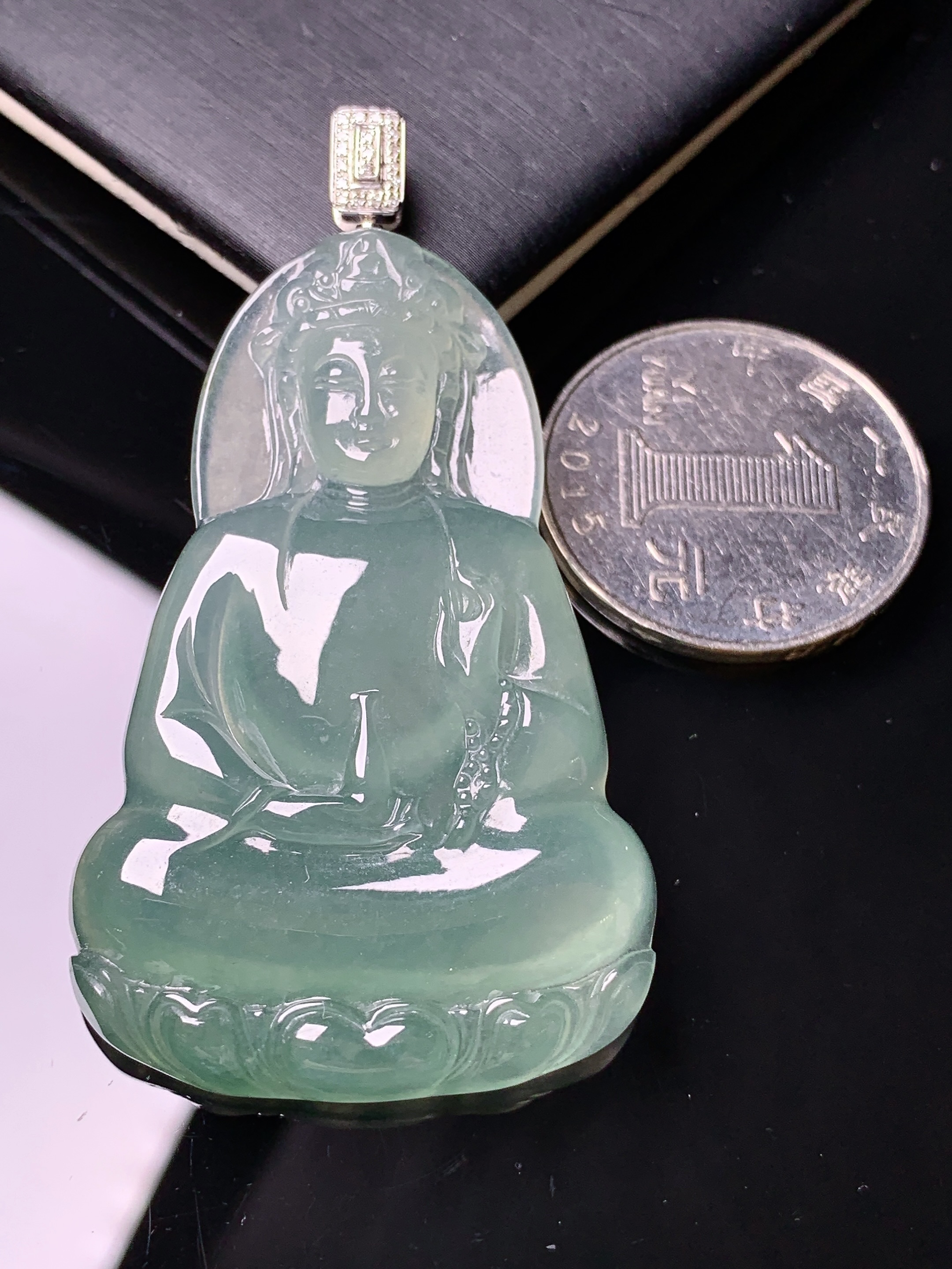 18k金钻镶嵌冰种观音吊坠 玉质细腻 色泽艳丽清新 水润亮眼 整体尺寸58.2*32.2*6L1