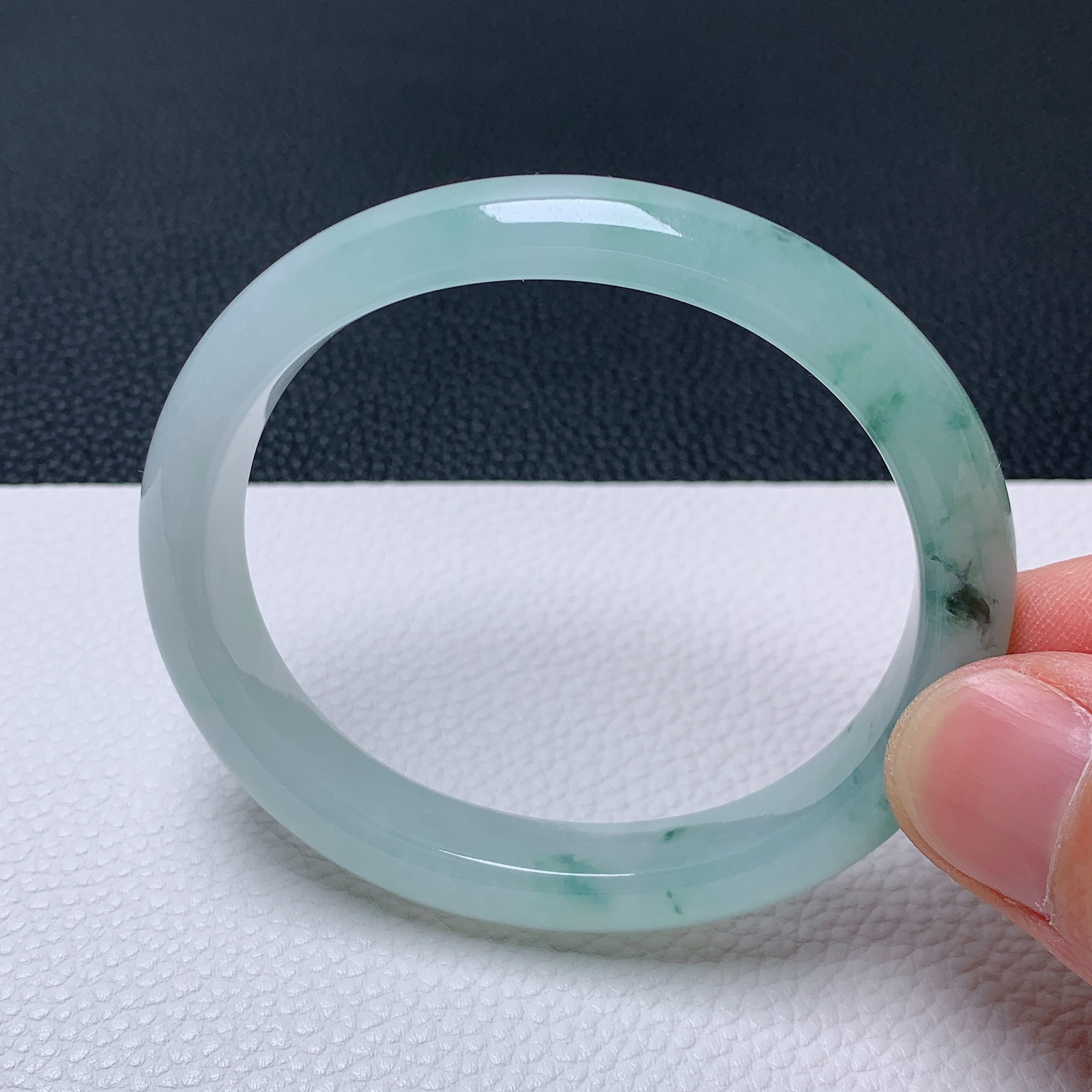 天然翡翠圈口54-55老坑冰透飘花贵妃手镯 玉质细腻 种水好 尺寸：55-47.5-10.2-7.1mm  M22