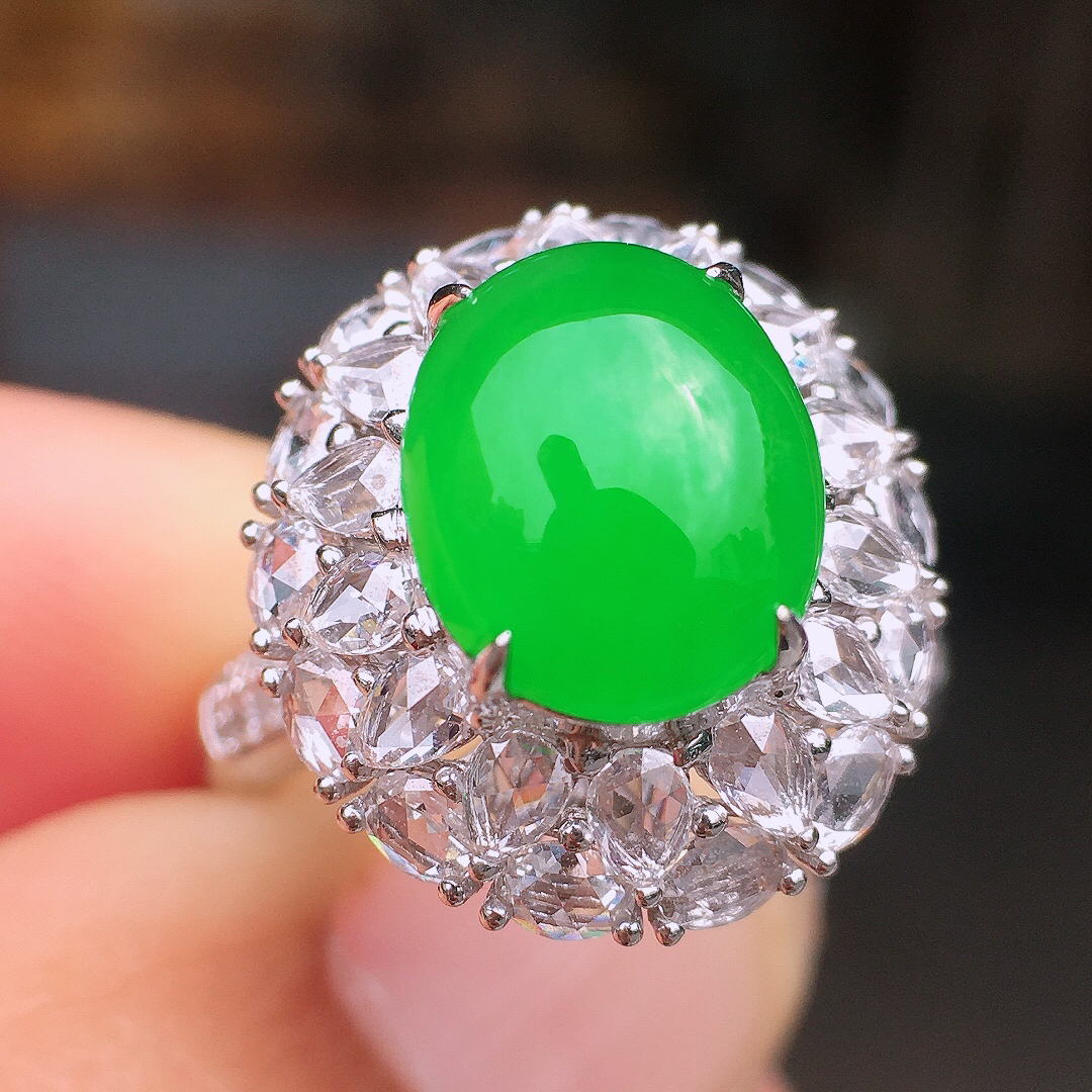 阳绿蛋面戒指，色泽均匀艳丽，玉质细腻，荧光感超
强，饱满圆润，尽显优雅气质，18k
金豪华镶嵌