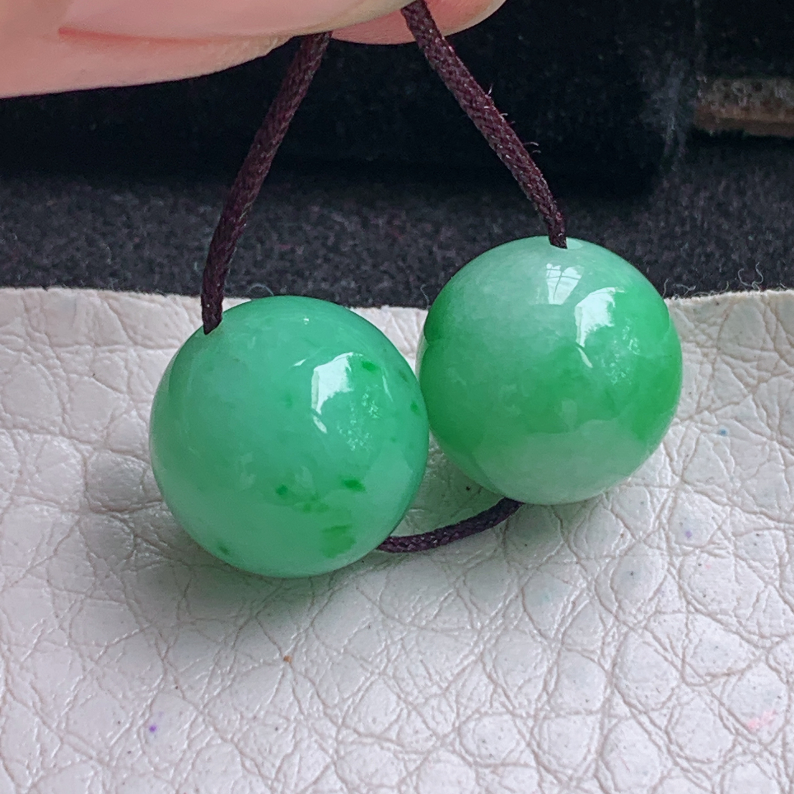 py实拍12mm 缅甸翡翠胶感饱满辣绿圆珠一对！