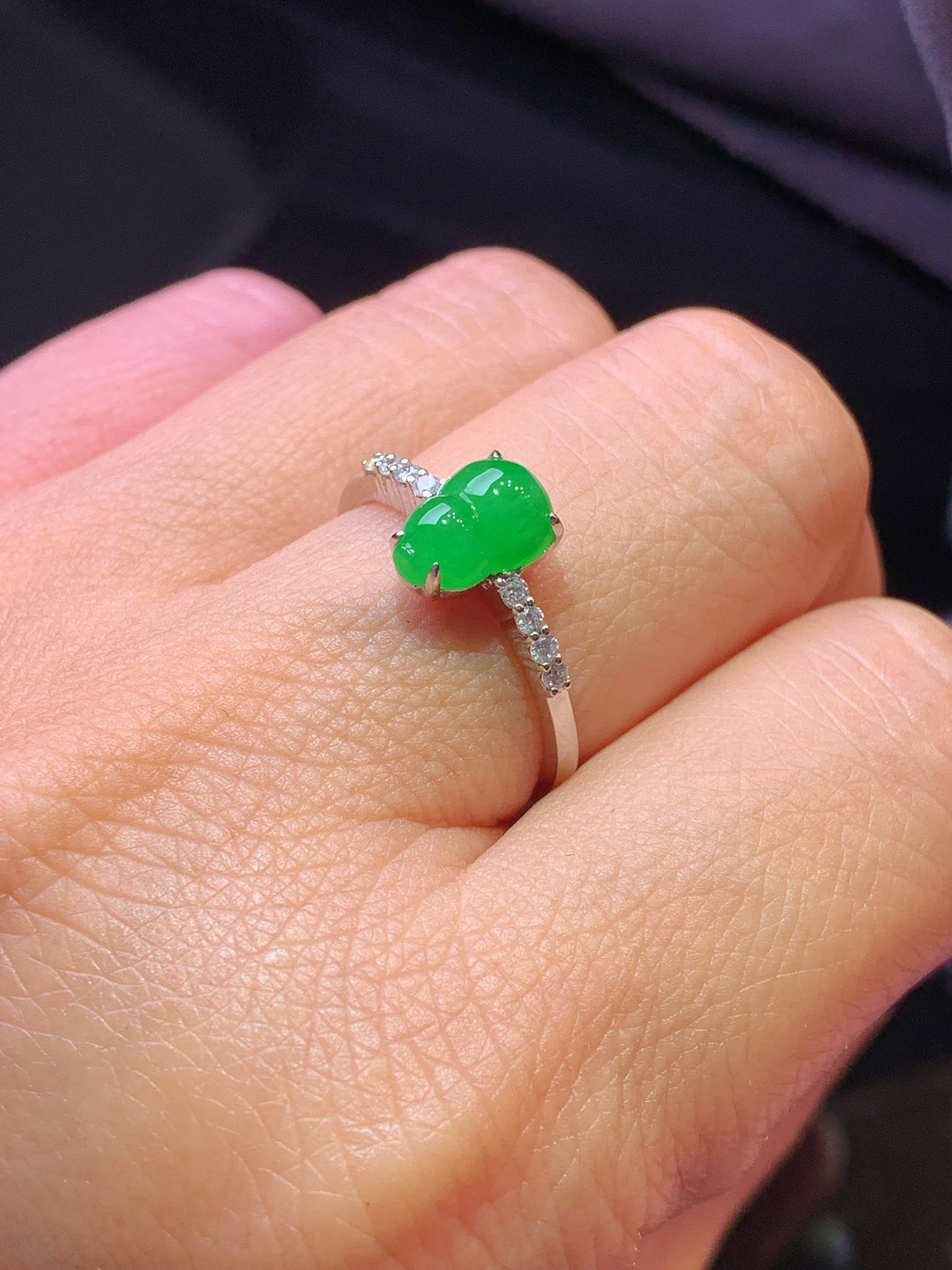 18k金钻镶嵌满绿葫芦戒指 玉质细腻 色泽艳丽清新 水润亮眼 圈口14 裸石尺寸8.5*6*3.2f1