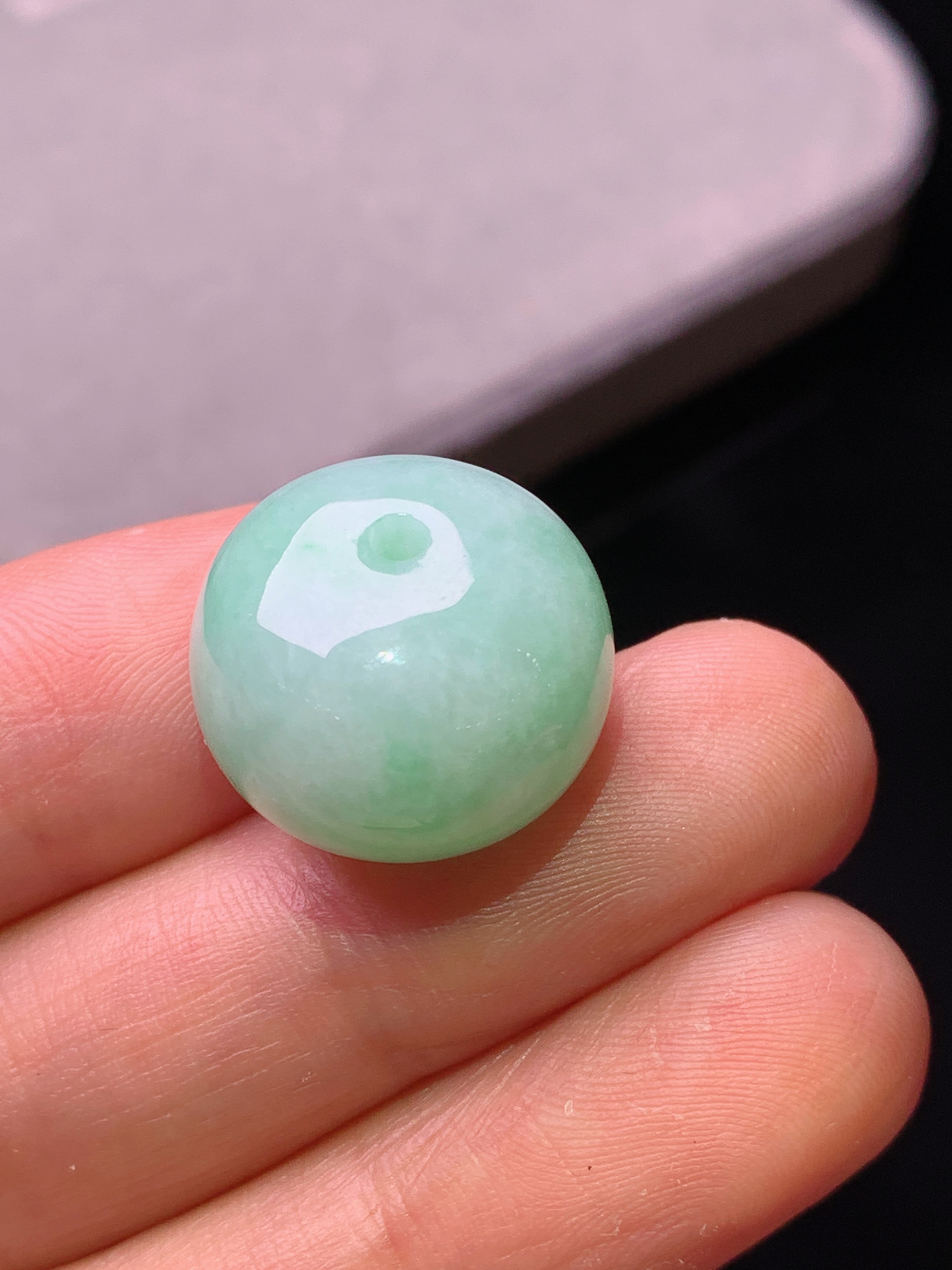 飘绿路路通吊坠 玉质细腻 色泽艳丽清新 水润亮眼 整体尺寸17*12.7h4