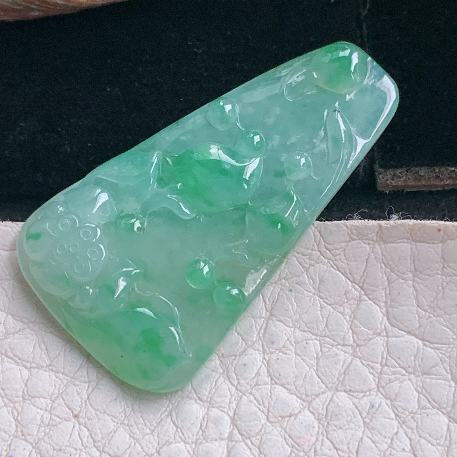 ajj实拍38.7*21.6*4.5缅甸翡翠冰绿莲年有余玉吊坠 玉挂件