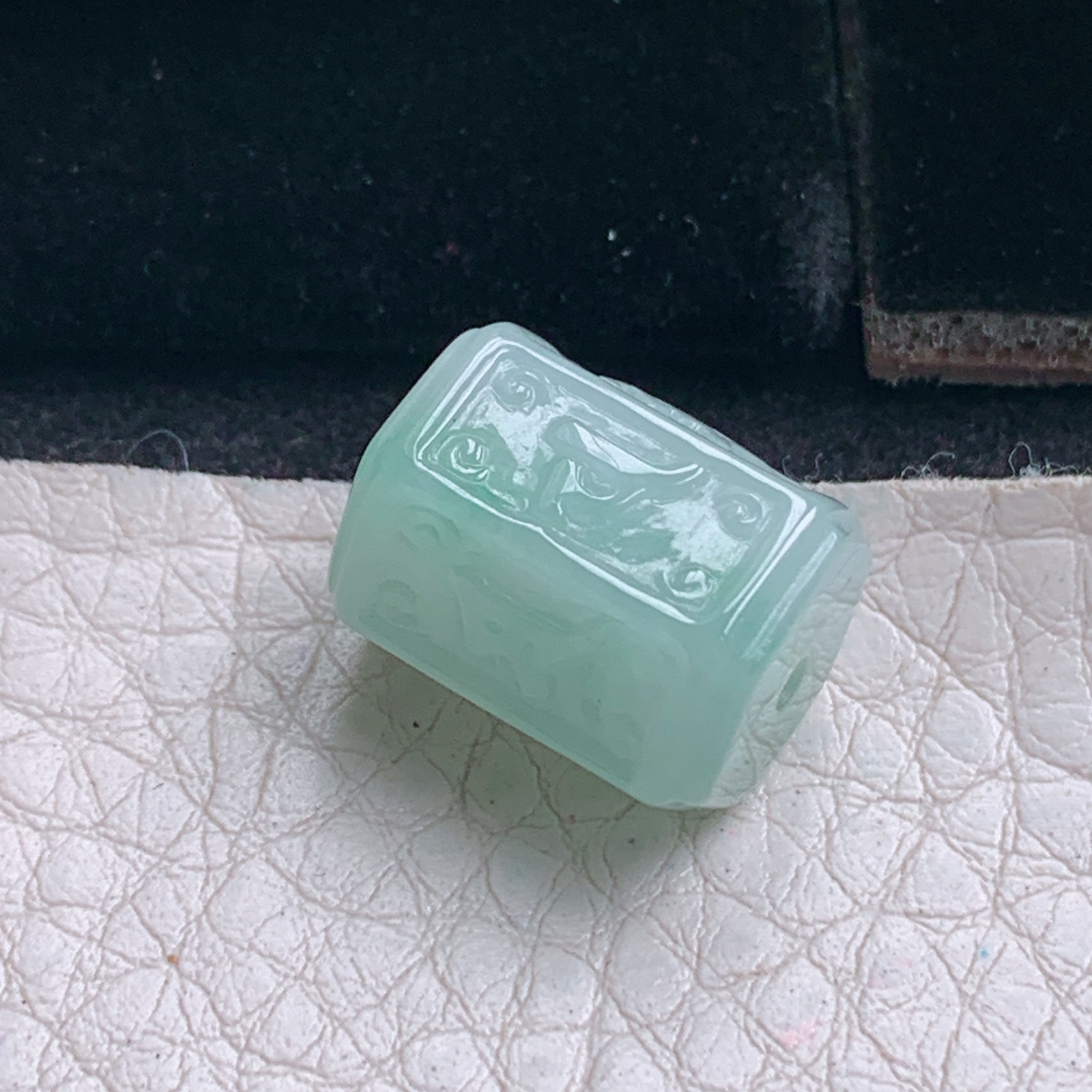 py实拍15*11.6缅甸翡翠冰润浅绿六字真言路路通玉吊坠 玉挂件