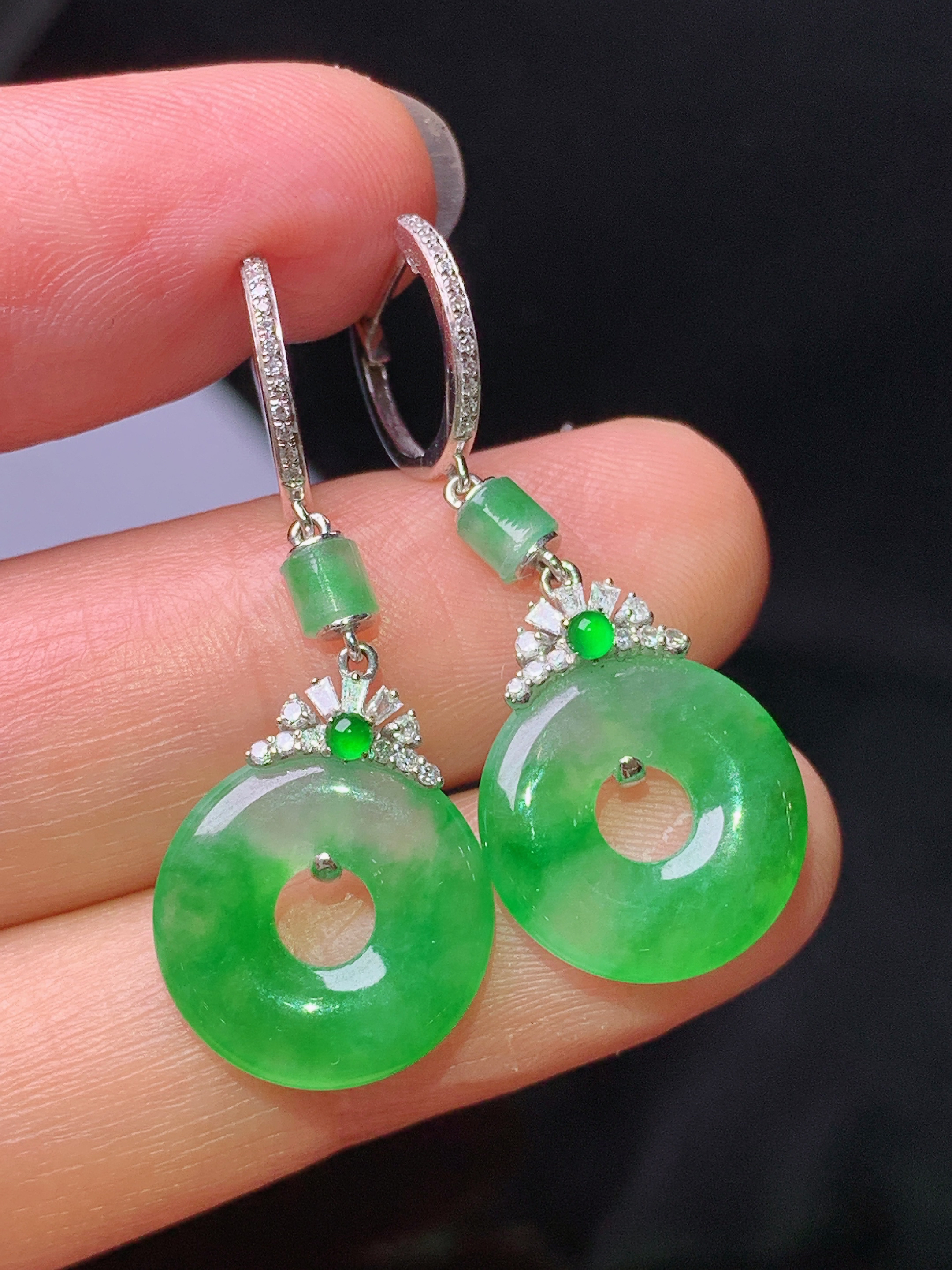 18k金钻镶嵌翠绿平安环耳坠 玉质细腻 色泽艳丽清新 水润亮眼 整体尺寸33*13.5*2.8y4