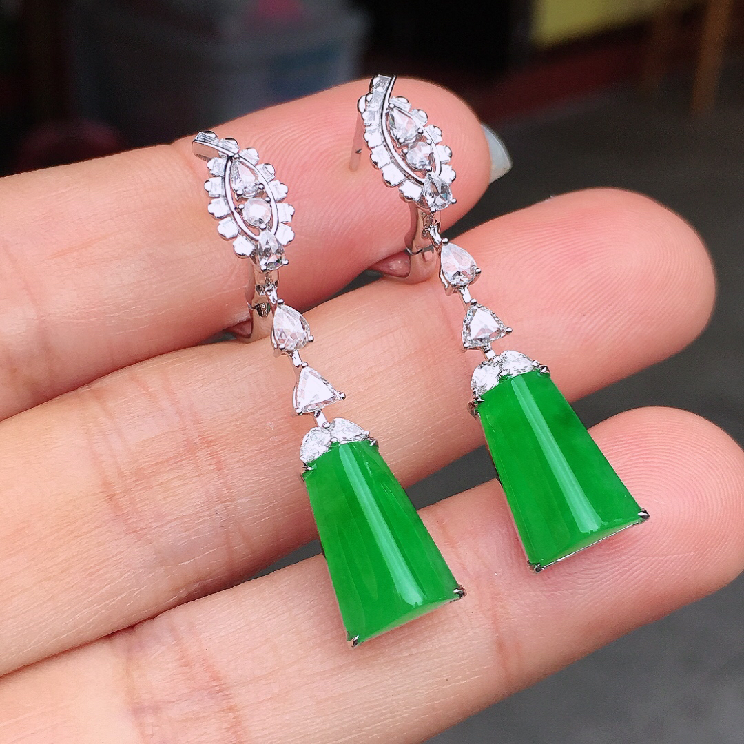 阳绿马鞍耳坠，色泽均匀艳丽，玉质细腻，荧光感超
强，饱满圆润，尽显优雅气质，18k
金豪华镶嵌