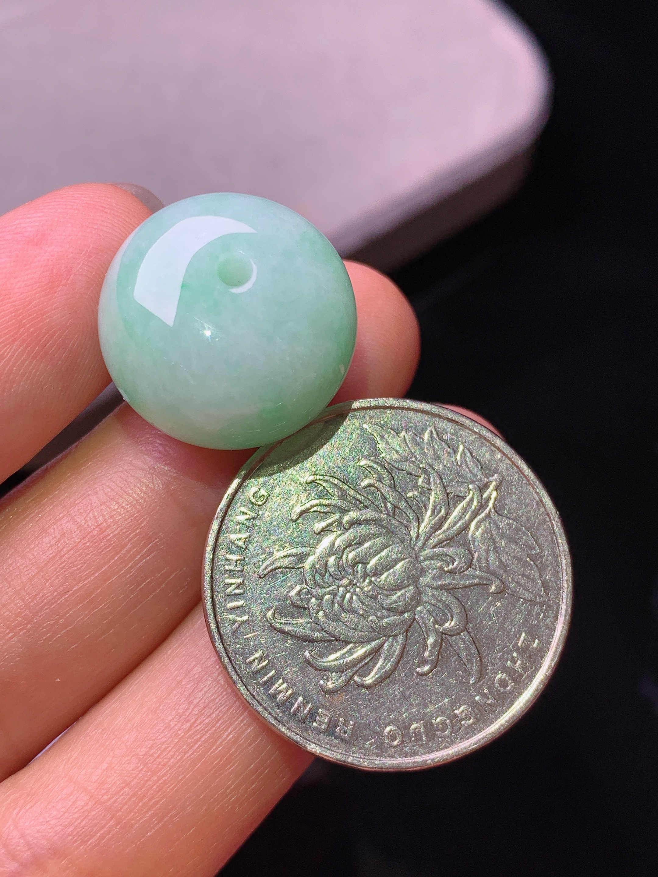 飘绿路路通吊坠 玉质细腻 色泽艳丽清新 水润亮眼 整体尺寸17*12.7h4