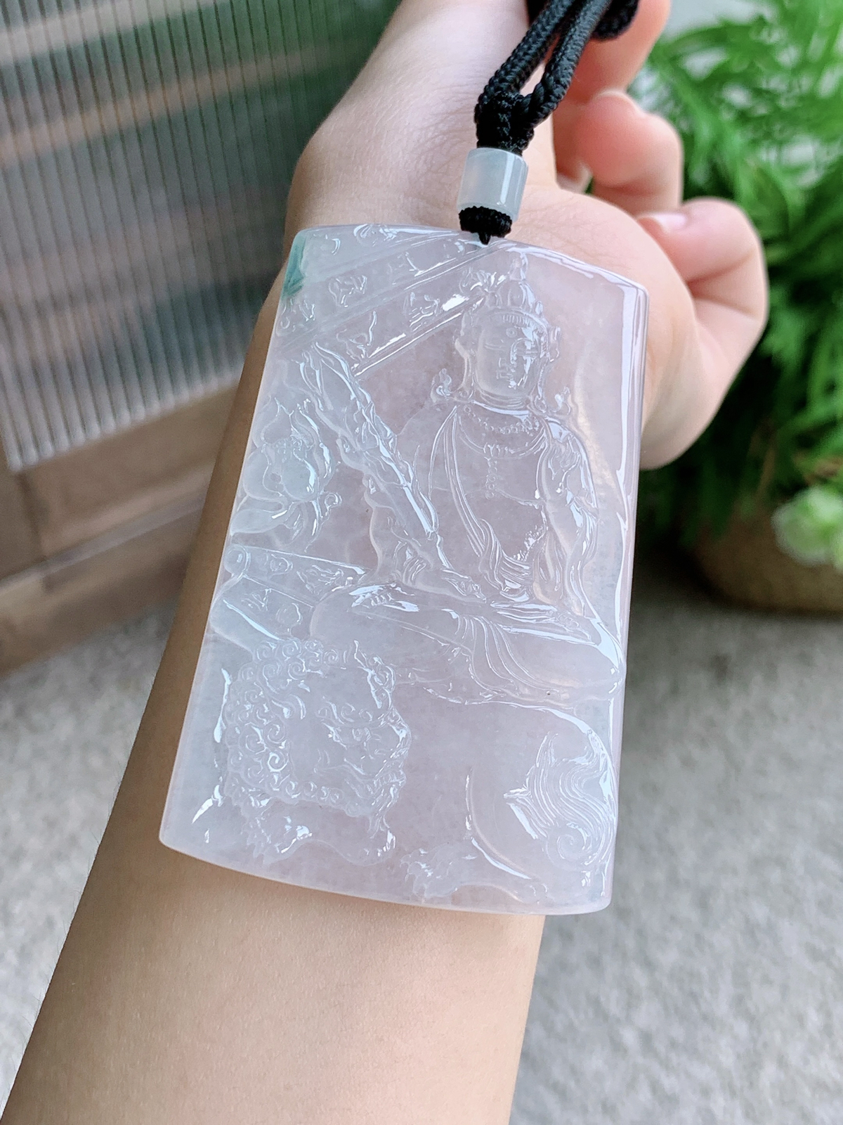 【裸石】冰文殊菩萨牌吊坠
【说明】缅料 性价比高  
【尺寸】73.7-46-5.4