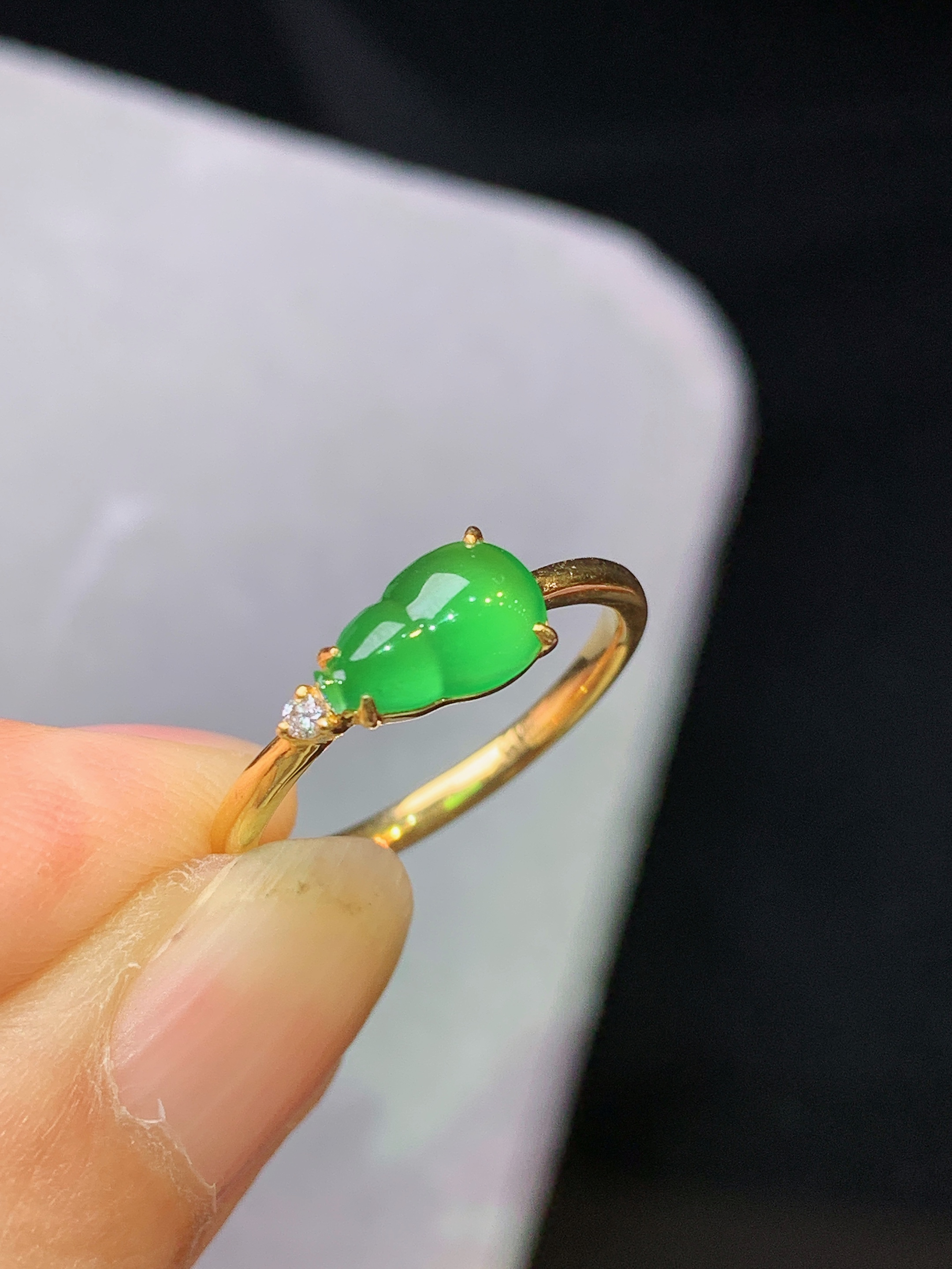 18k金钻镶嵌翠绿葫芦戒指 玉质细腻 色泽艳丽清新 水润亮眼 圈口10.5 裸石尺寸8.2*5.2*2yz