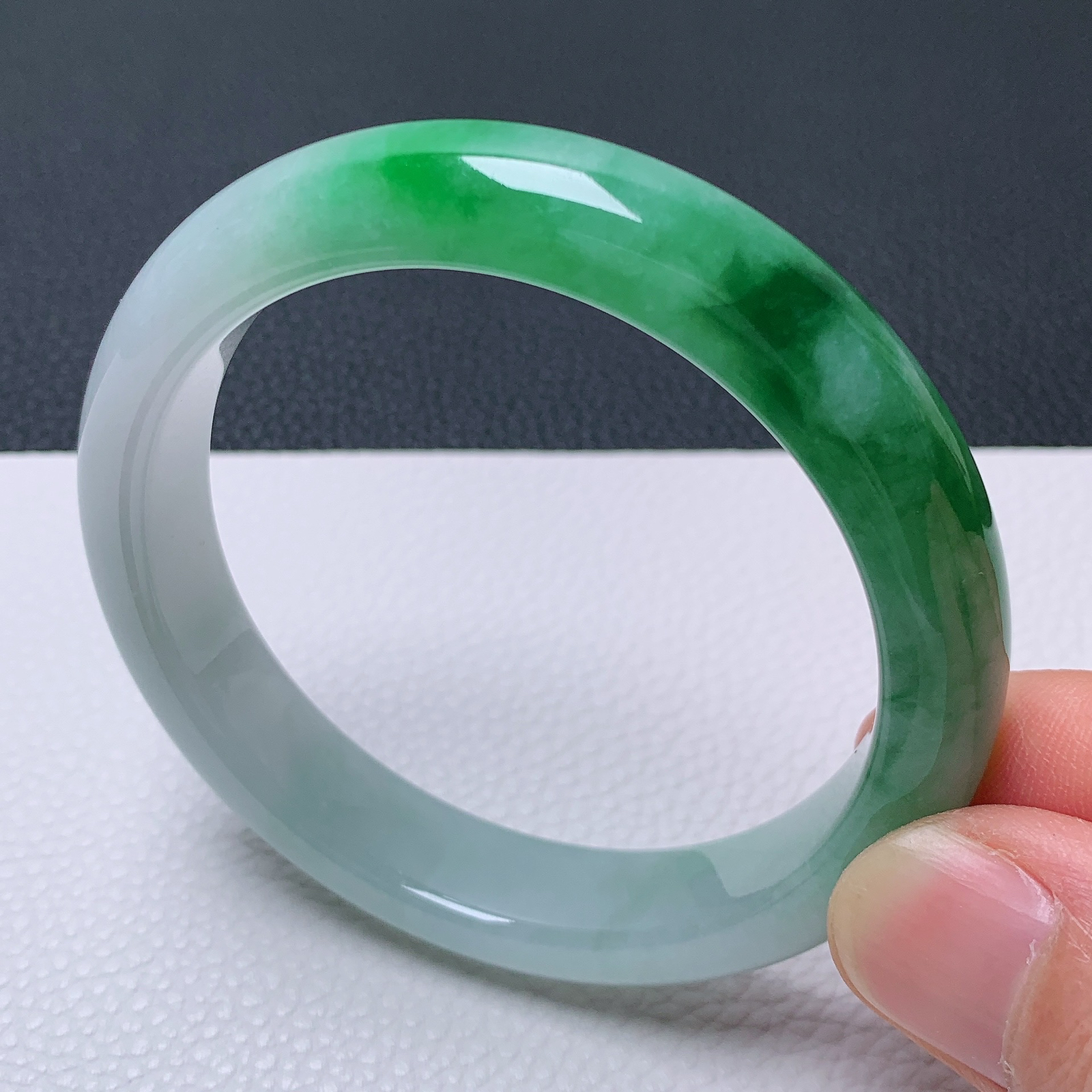 天然翡翠圈口55-56老坑冰透飘阳绿手镯 玉质细腻 种水好 尺寸:55.3-11.8-8mm   M