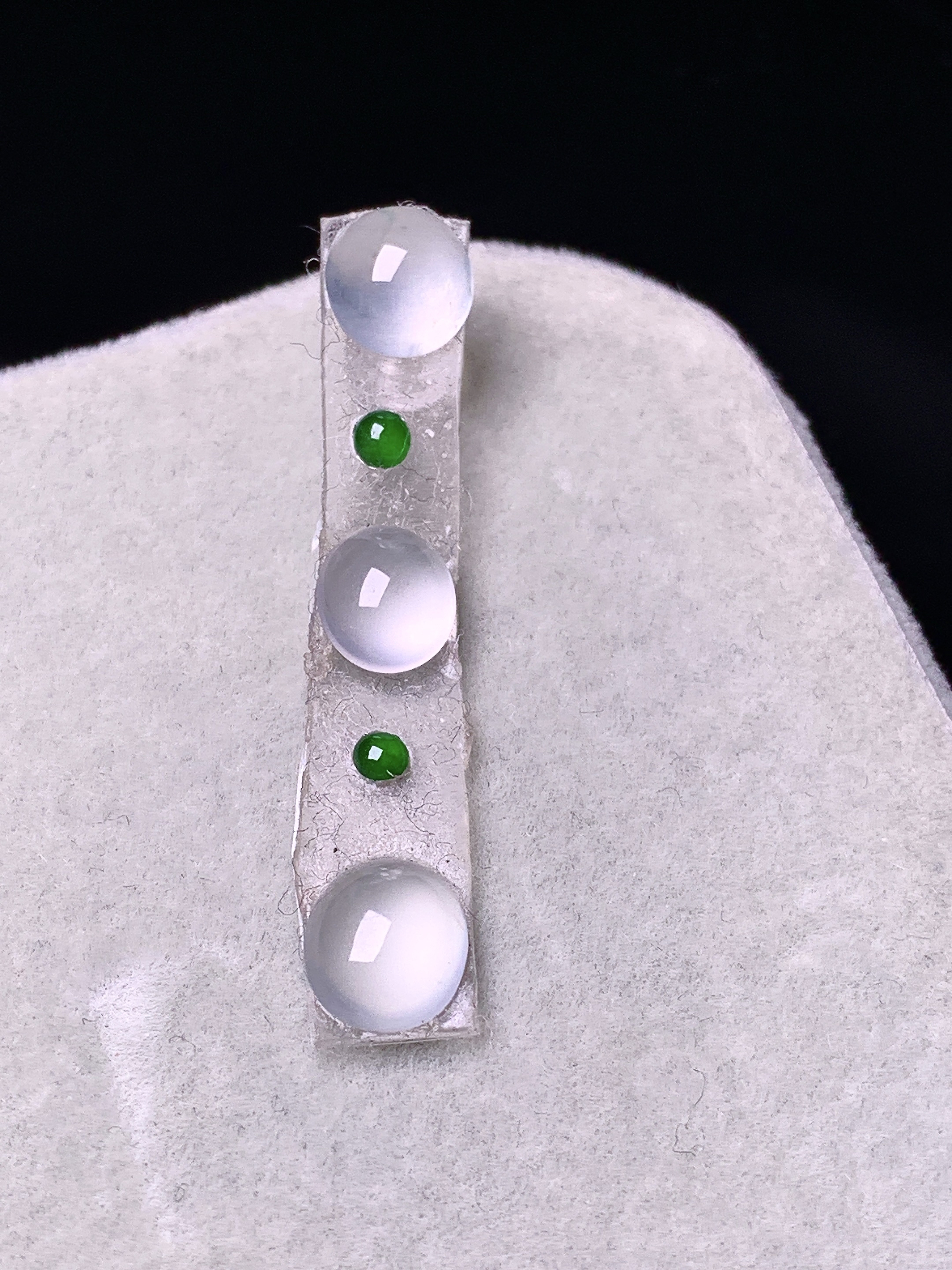 镶嵌款 冰种蛋面一手 玉质细腻 色泽艳丽清新 水润亮眼 整体尺寸7.5*6.5*3j3