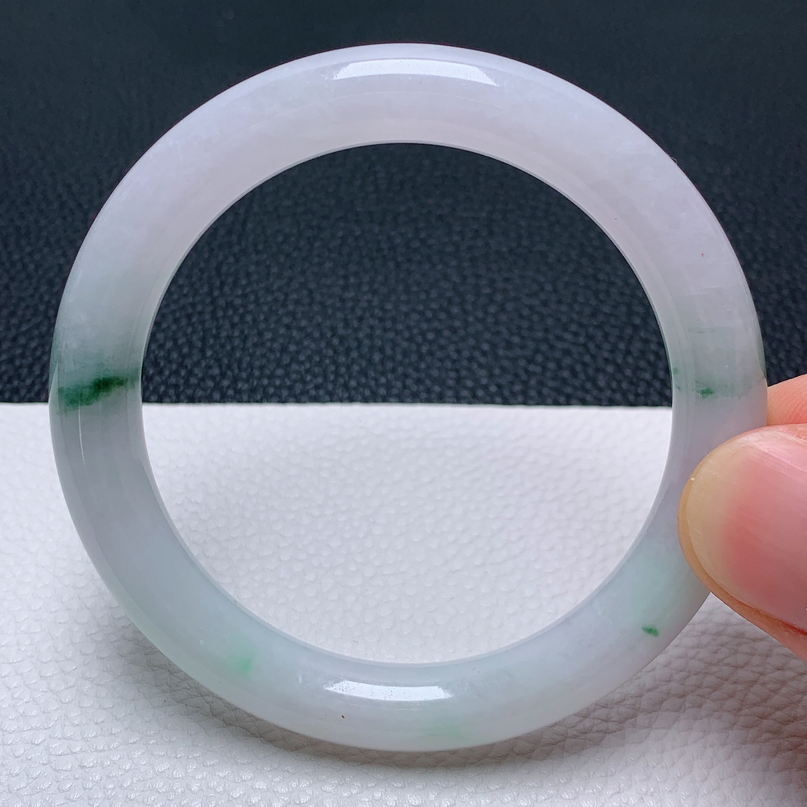 天然翡翠圈口52-53老坑飘花圆条手镯 玉质细腻 种水好 尺寸：52.5-8.8-8.5mm  M22