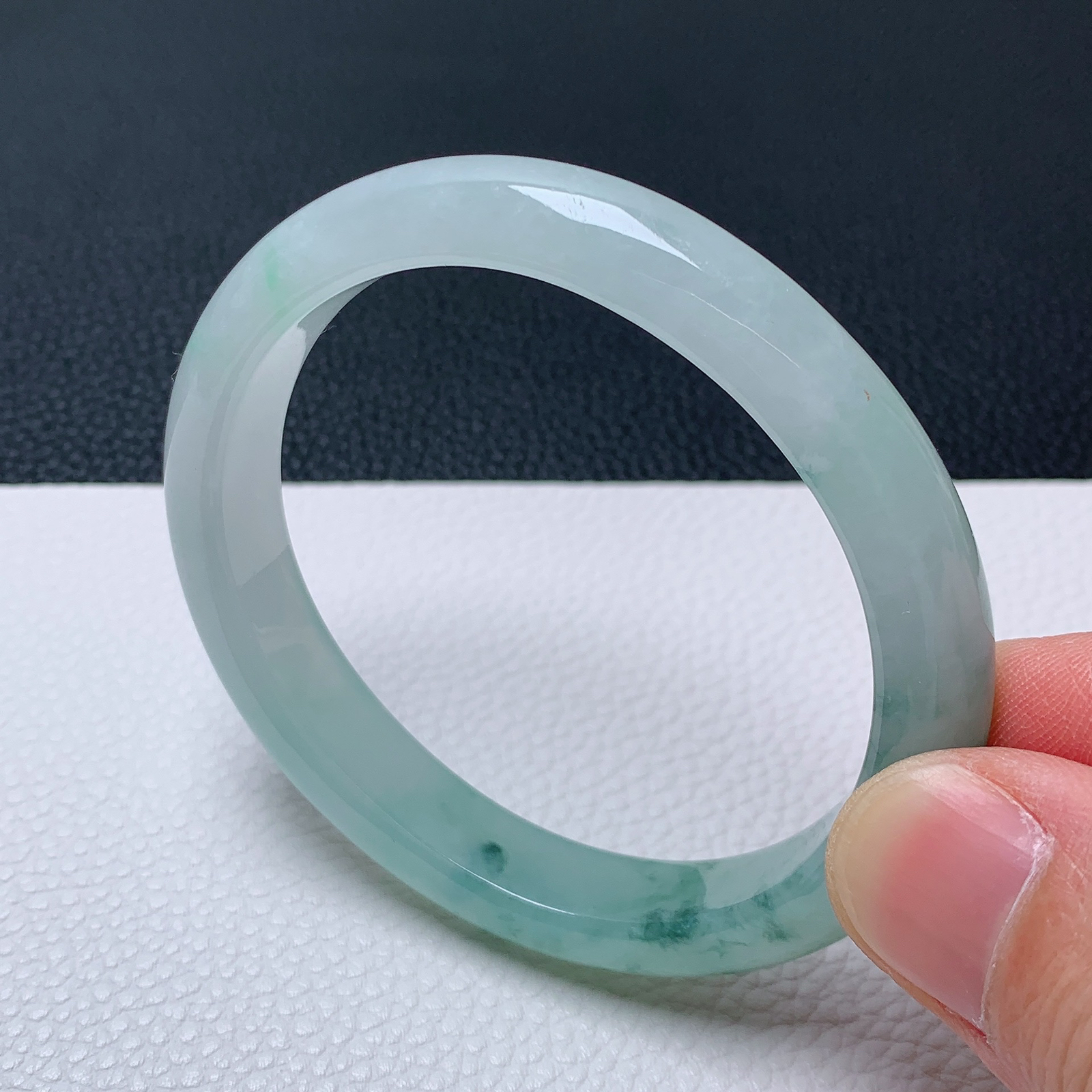 天然翡翠圈口54-55老坑冰透飘花贵妃手镯 玉质细腻 种水好 尺寸：55-47.5-10.2-7.1mm  M22