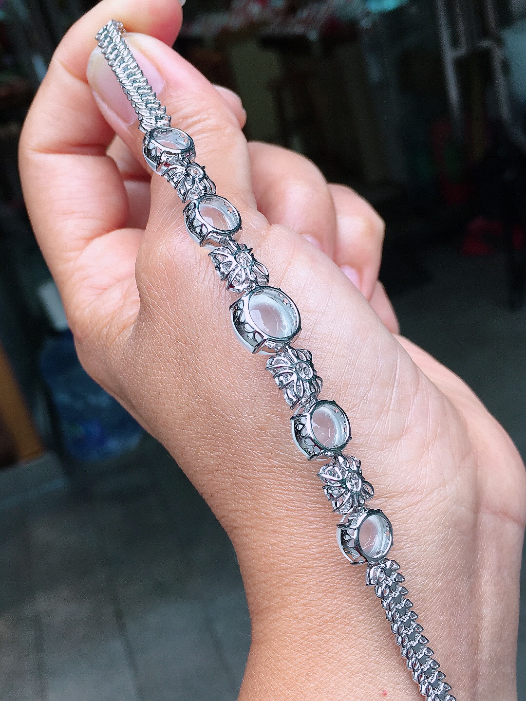 玻璃种蛋面手链，玉质细腻，荧光感超
强，饱满圆润，尽显优雅气质，18k
金豪华镶嵌