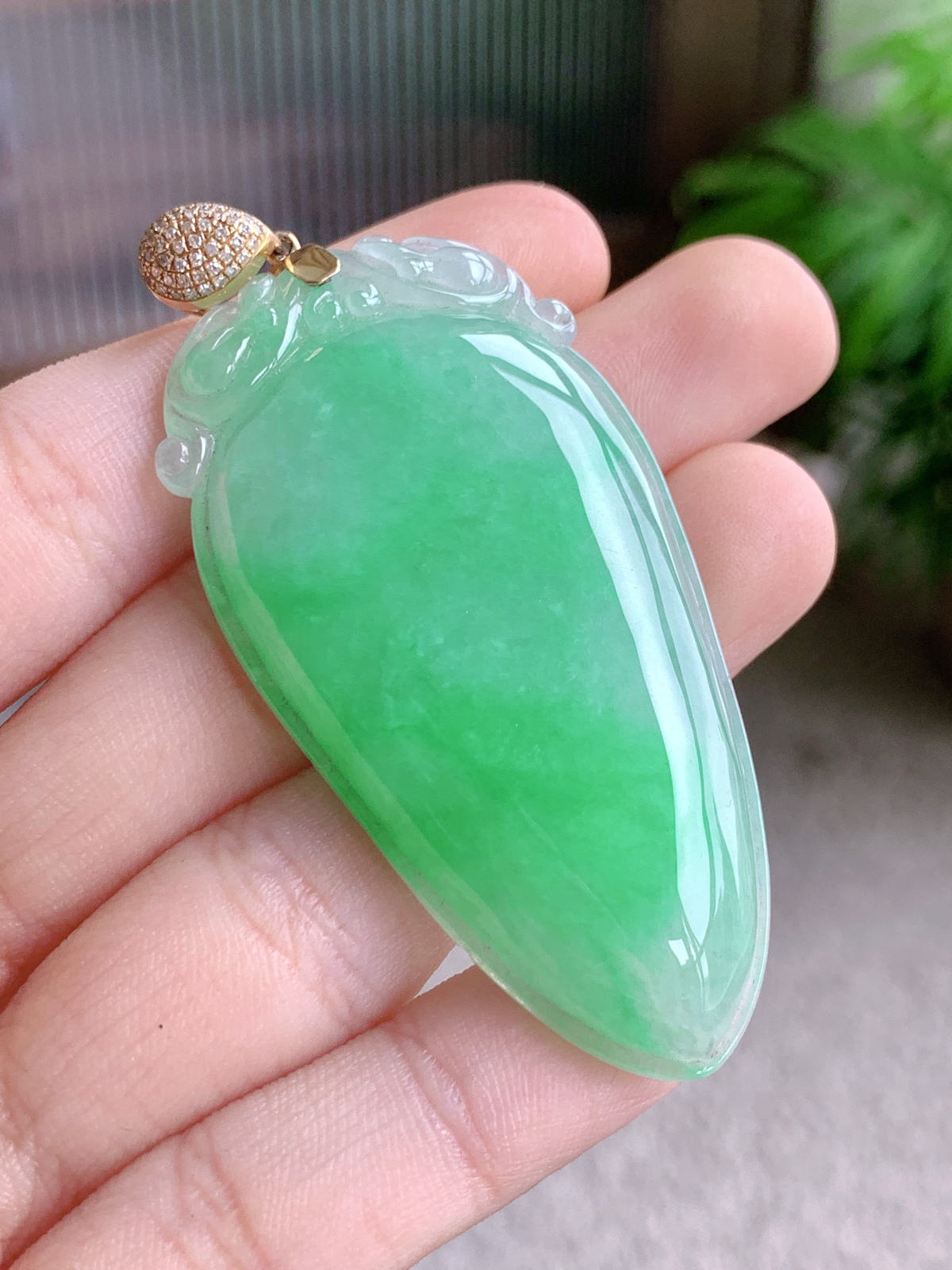 【镶嵌】冰阳绿福瓜大福瓜吊坠
【说明】缅料 18k金镶嵌 性价比高  
【整体】65.6
【裸石】55.7-29-7.3