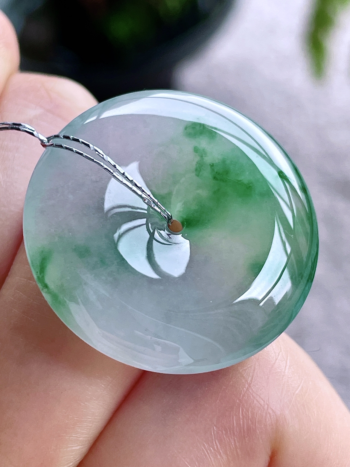 【裸石】冰飘绿花平安扣吊坠
【说明】缅料 性价比高 飘花
【尺寸】28.6-5.9