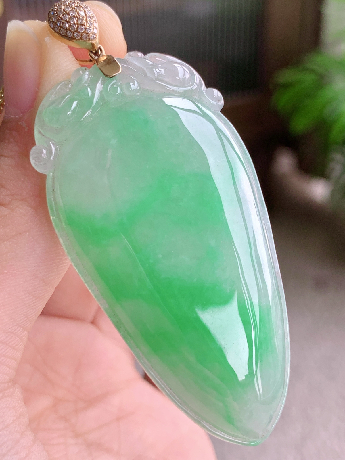 【镶嵌】冰阳绿福瓜大福瓜吊坠
【说明】缅料 18k金镶嵌 性价比高  
【整体】65.6
【裸石】55.7-29-7.3