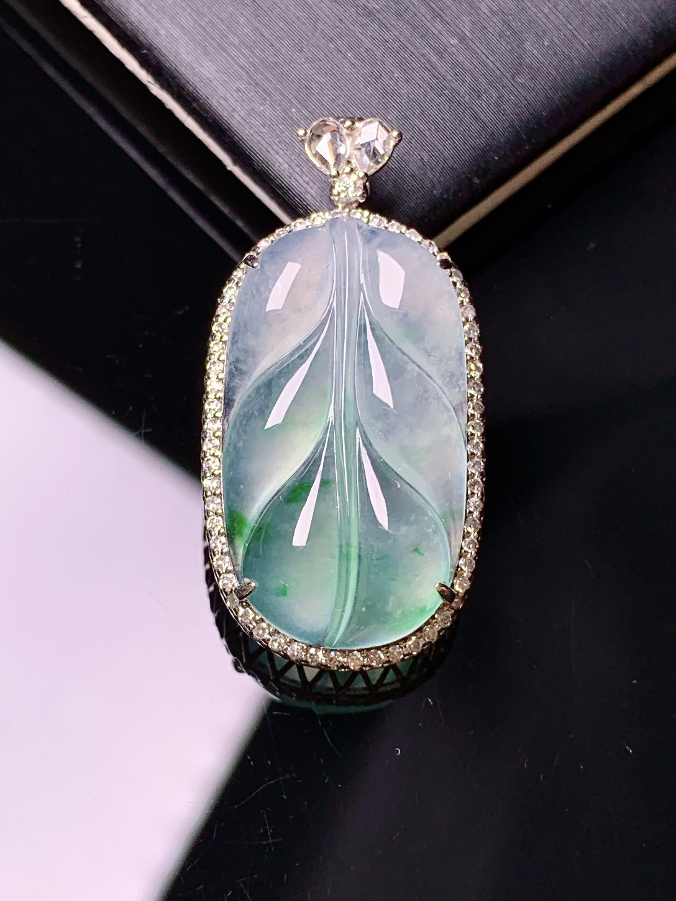 18k金钻镶嵌冰种树叶吊坠 玉质细腻 色泽艳丽清新 水润亮眼 整体尺寸30.6*15.3*7.8g2