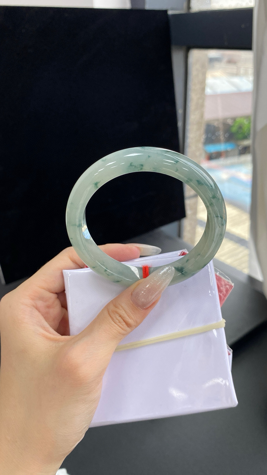 【飘花正圈手镯】
尺寸：57.6-11.8-8.4
自然光无滤镜，原图直出