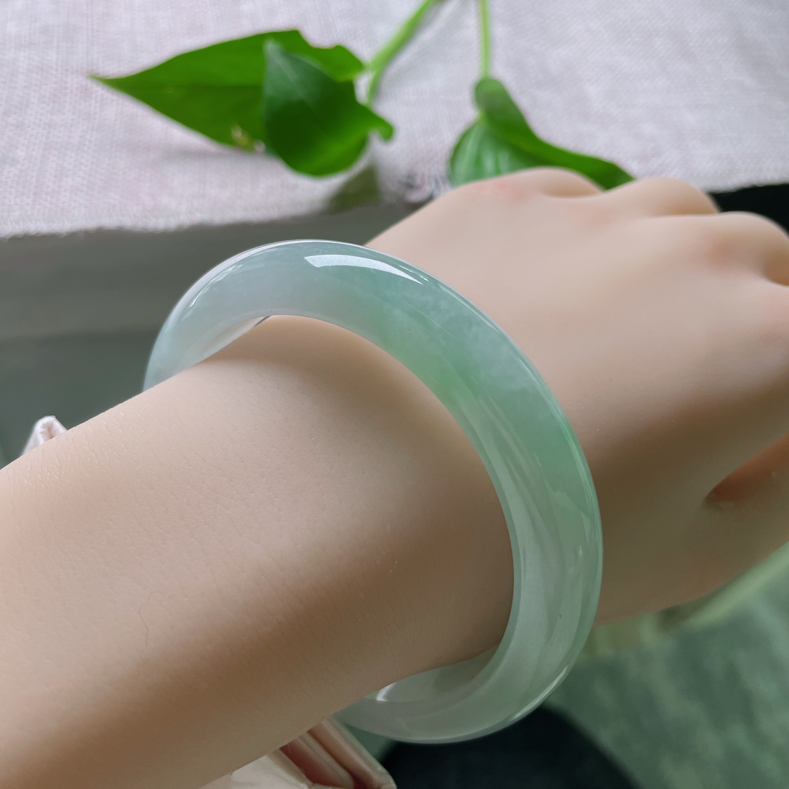 58/12.1/8.7绿底正圈，淡雅倾心，水头好，肉质细腻干净，种老，棉线，